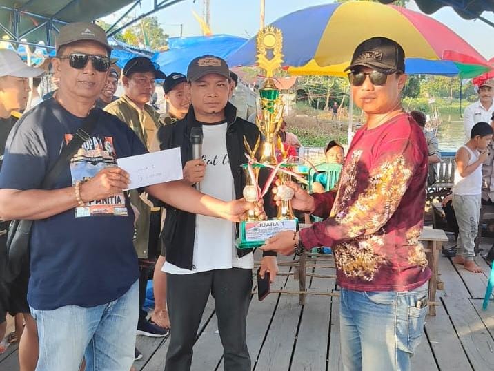 MENANG:Tim Naga Putih jadi juara lomba dayung di Desa Antasan Sutun, Kabupaten Banjar, Kamis (15/8/2024).(Foto:Pembakal Kurtubi untuk Radar Banjarmasin)