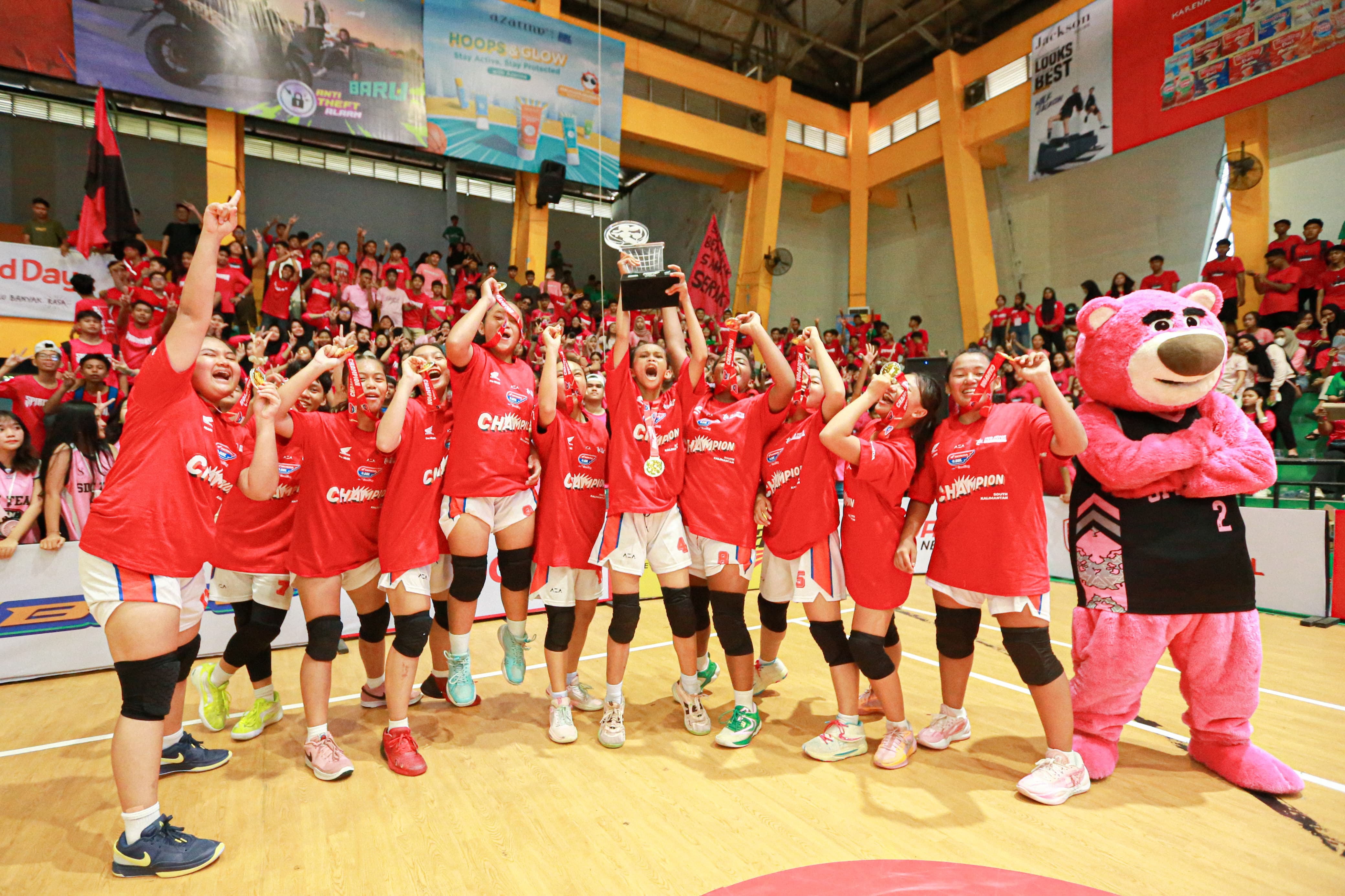 SELEBRASI:Tim putri SMAN 2 Banjarmasin berhasil menjadi champions girls Honda DBL with Kopi Good Day 2024 South Kalimantan, Jumat (16/8/2024) sore.(Foto:M Idris Jian Sidik/Radar Banjarmasin)
