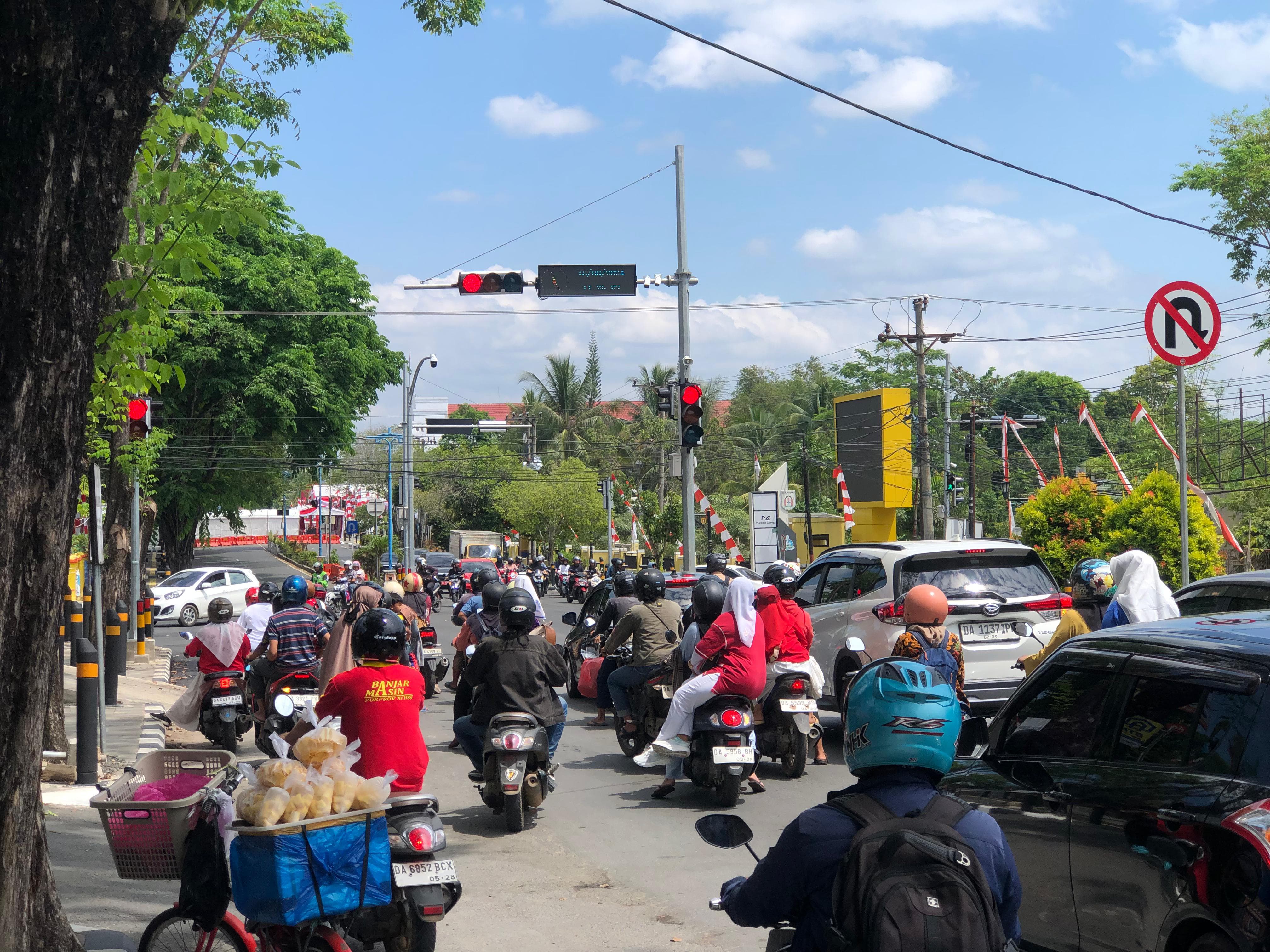 BEROPERASI:ATCS di Simpang Kantor Samsat Banjarbaru terpantau mulai aktif, Jumat (16/8/2024).(Foto:Sheilla Farazela/Radar Banjarmasin)