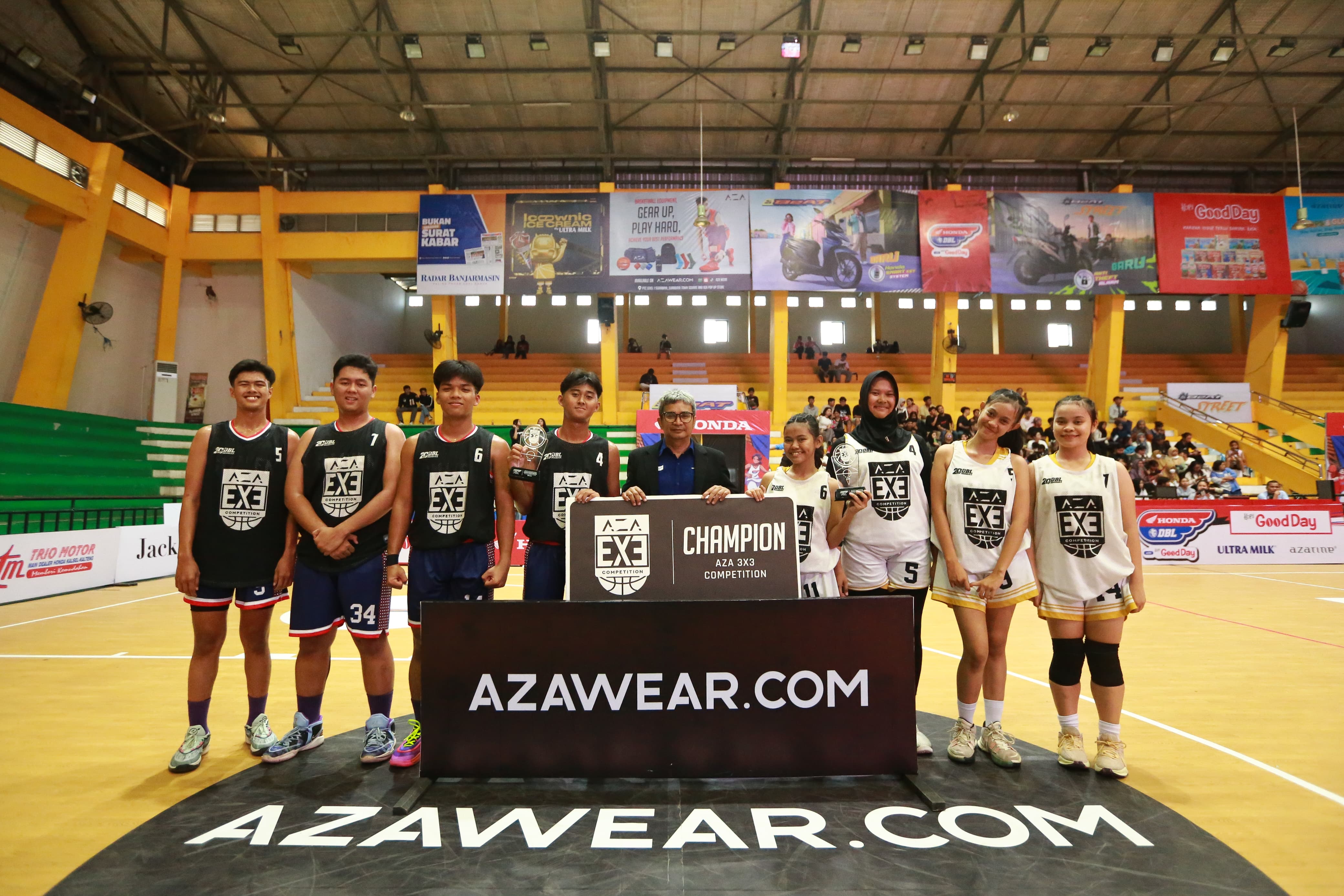 KAMPIUN:Para juara 3X3 AZA Competition di final party Honda DBL with Kopi Good Day 2024 South Kalimantan bersama Manager Event Radar Banjarmasin, M Afifuddin.(Foto:M Idris Jian Sidik)