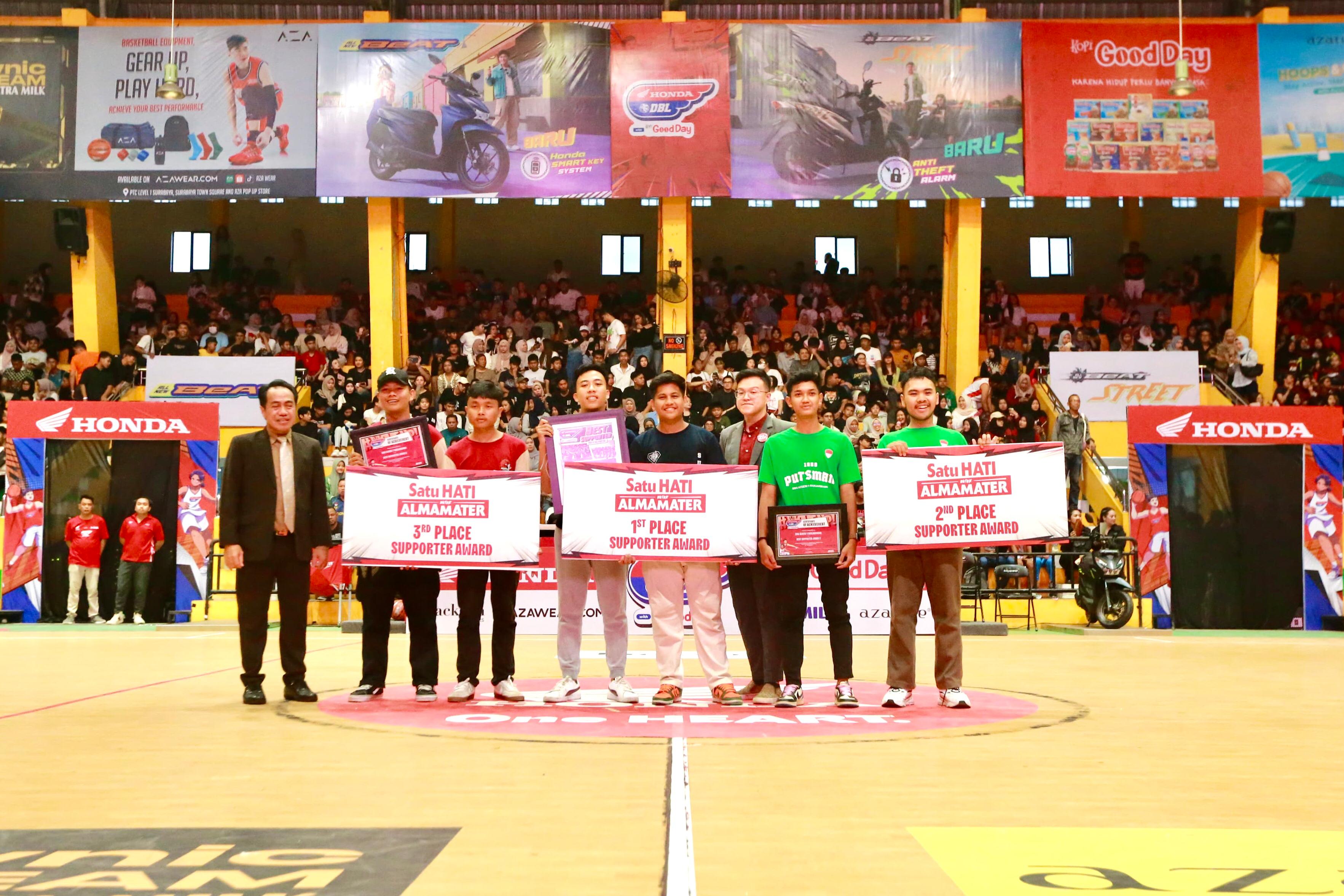 SABET GELAR:Tiga supporter terbaik diumumkan pada Final Party Honda DBL with Kopi Good Day 2024 South Kalimantan, di Gor Hasanuddin HM, Jumat (16/8/2024) malam.(foto:M Idris Jian Sidik)