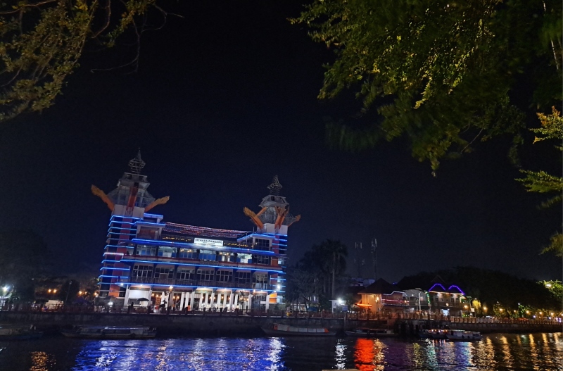 IKON KOTA: Menara Pandang Banjarmasin dipotret dari seberang Sungai Martapura, dari arah Siring Sudirman.