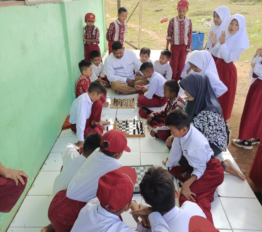LOMBA CATUR: Anak-anak SDN Semisir serius mengasah otak untuk memeriahkan HUT ke-79 Kemerdekaan RI yang diadakan sekolahnya. (Foto: Syaifullah untuk Radar Banjarmasin)