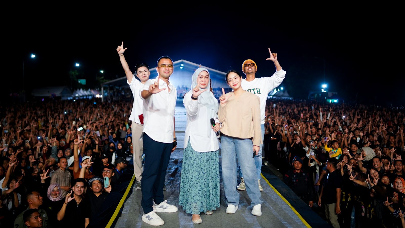 BERSAMA ARTIS: Bakal Calon Wali Kota Banjarbaru, Lisa Halaby bersama Raffi Ahmad dan Nagita Slavina, saat menghibur warga Banjarbaru