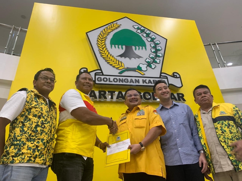 MAKIN PANAS: Bambang Heri Purnama menyerahkan SK rekomendasi kepada Yuni Abdi Nur Sulaiman dan Muhammad Rian Zulfi kar.
