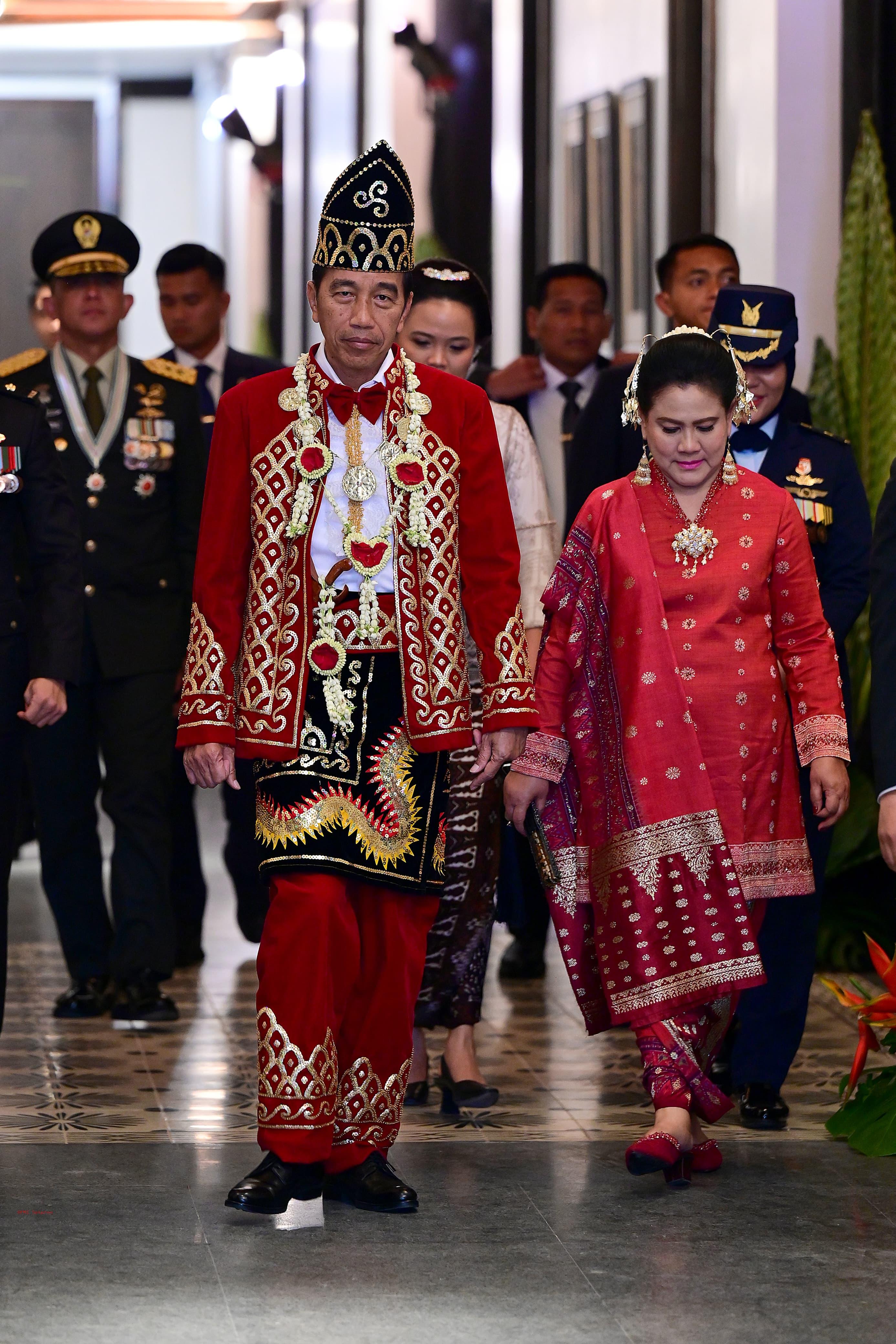 ADAT: Presiden Joko Widodo dalam balutan pakaian adat Banjar pada Upacara Penurunan Bendera Merah Putih di Ibu Kota Nusantara, Sabtu, 17 Agustus 2024. (BPMI Setpres)
