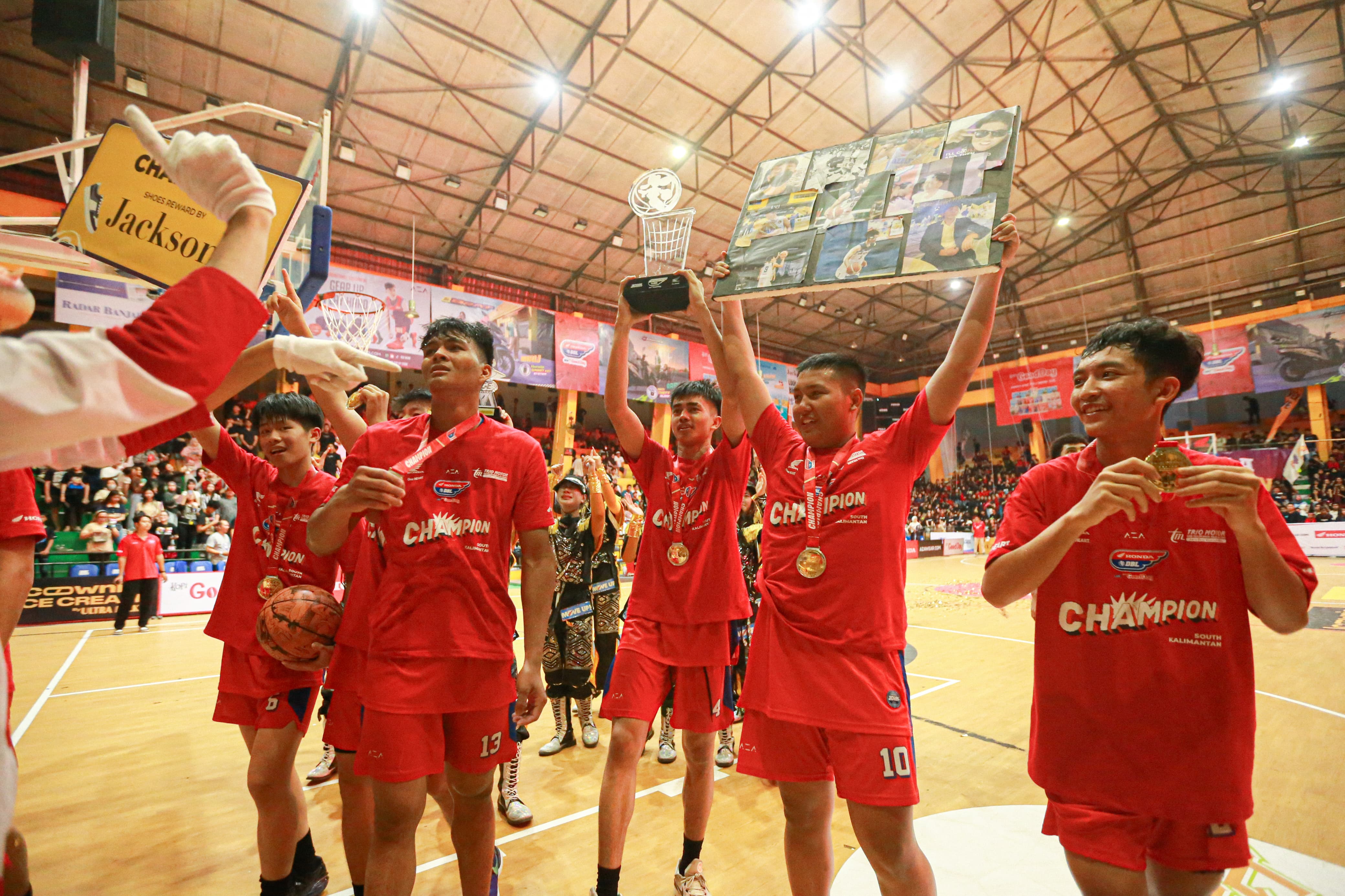 GELAR JUARA:SMA Don Bosco Banjarmasin jadi champions Honda DBL with Kopi Good Day 2024 South Kalimantan setelah mengalahkan SMAN 7 Banjarmasin, Jumat (16/8/2024) malam.(Foto:M Idris Jian Sidik)