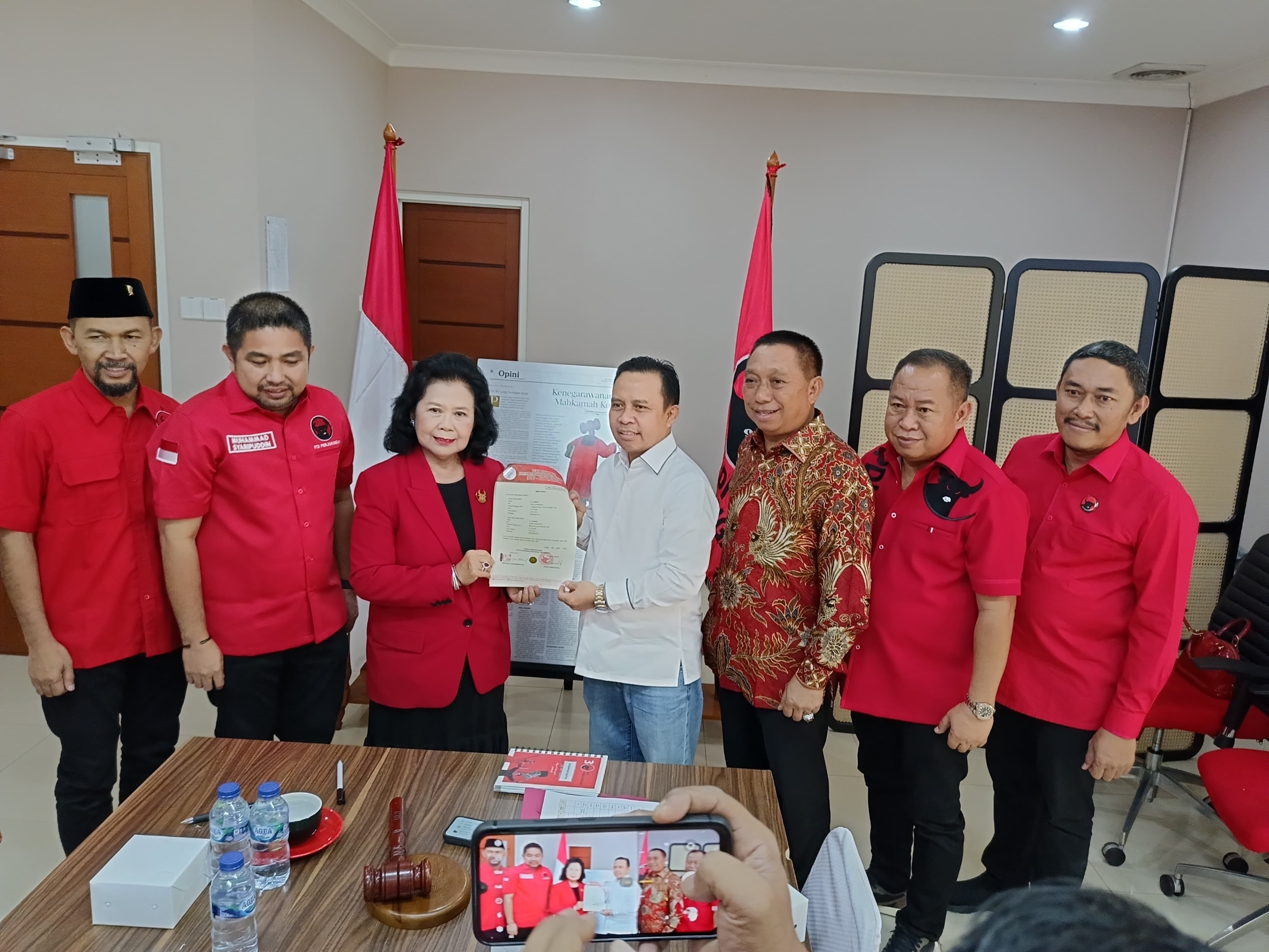 TERIMA DUKUNGAN:Ketua DPP Bidang Pariwisata PDIP, Wiryanti Sukamdani menyerahkan surat keputusan ke H Yamani-H Juanda maju Pilkada Tapin 2024.(Foto:Ufik untuk Radar Banjarmasin)