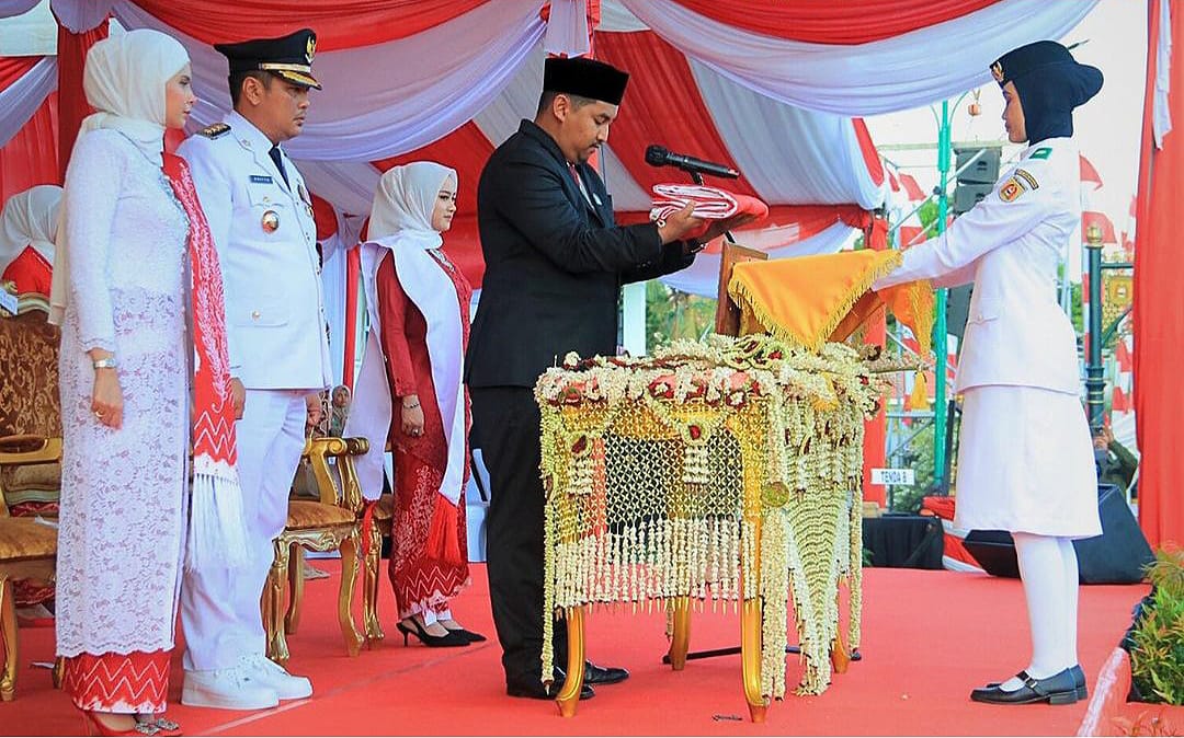 KHIDMAT: Ketua DPRD Banjarbaru Fadliansyah Akbar menjadi inspektur upacara penurunan bendera merah putih.