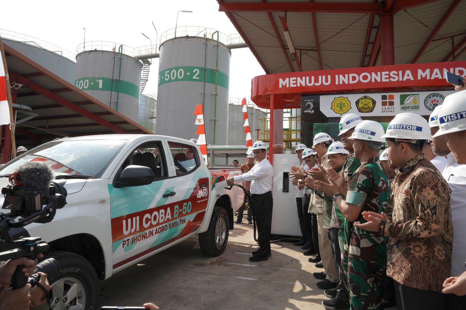 SOFT LAUNCHING: Mentan, Andi Amran Sulaiman, saat soft launching implementasi B-50 di kawasan Pabrik Biodiesel PT Jhonlin Agro Raya (JAR), Batulicin, Kabupaten Tanah Bumbu, Kalimantan Selatan, Minggu