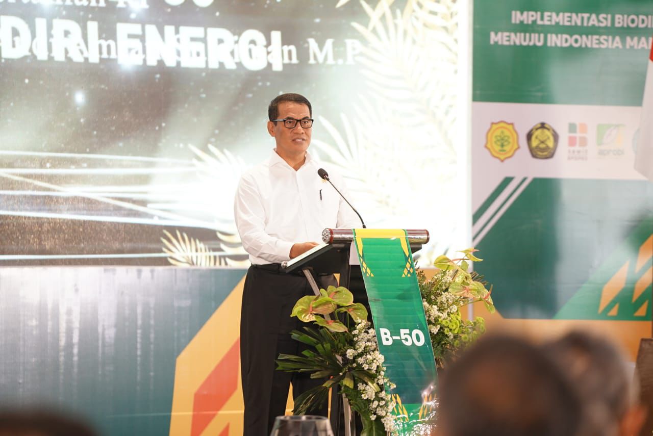 SAMBUTAN: Mentan Andi Amran Sulaiman menyampaikan sambutan di Soft Launching implementasi Biodiesel B50, di Pabrik Biodiesel PT.Jhonlin Agro Raya, Batulicin, Kabupaten Tanah Bumbu, Minggu (18/08/2024)