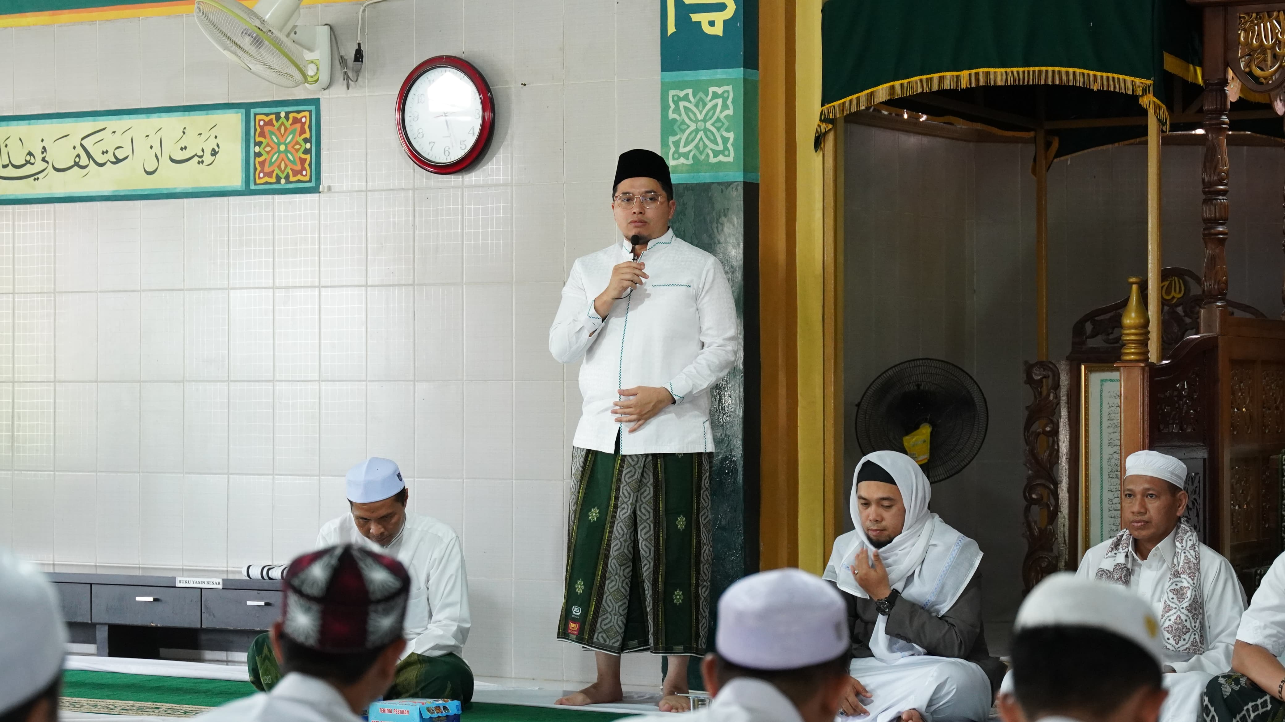 SAFARI: Bupati HST, H Aulia Oktafiandi memberikan sambutan terkait kegiatan safari masjid. (Foto; Prokom HST)
