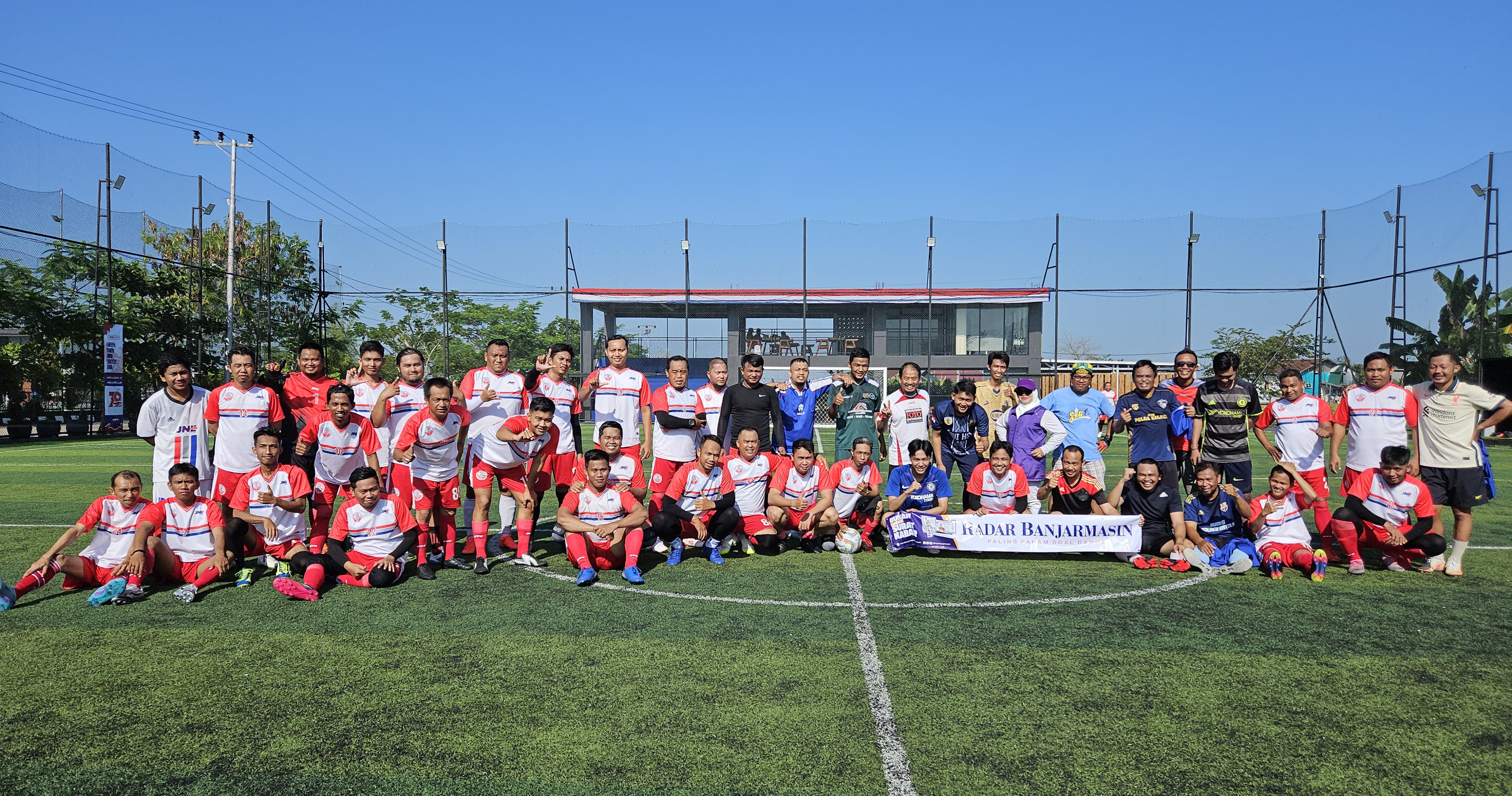 PERSAHABATAN: Tim JNE Banjarmasin melakoni laga persahabatan dengan tim Radar Banjarmasin di lapangan Green Yakin Minisoccer, Kabupaten Banjar, Minggu (18/8/2024) pagi. (dok)