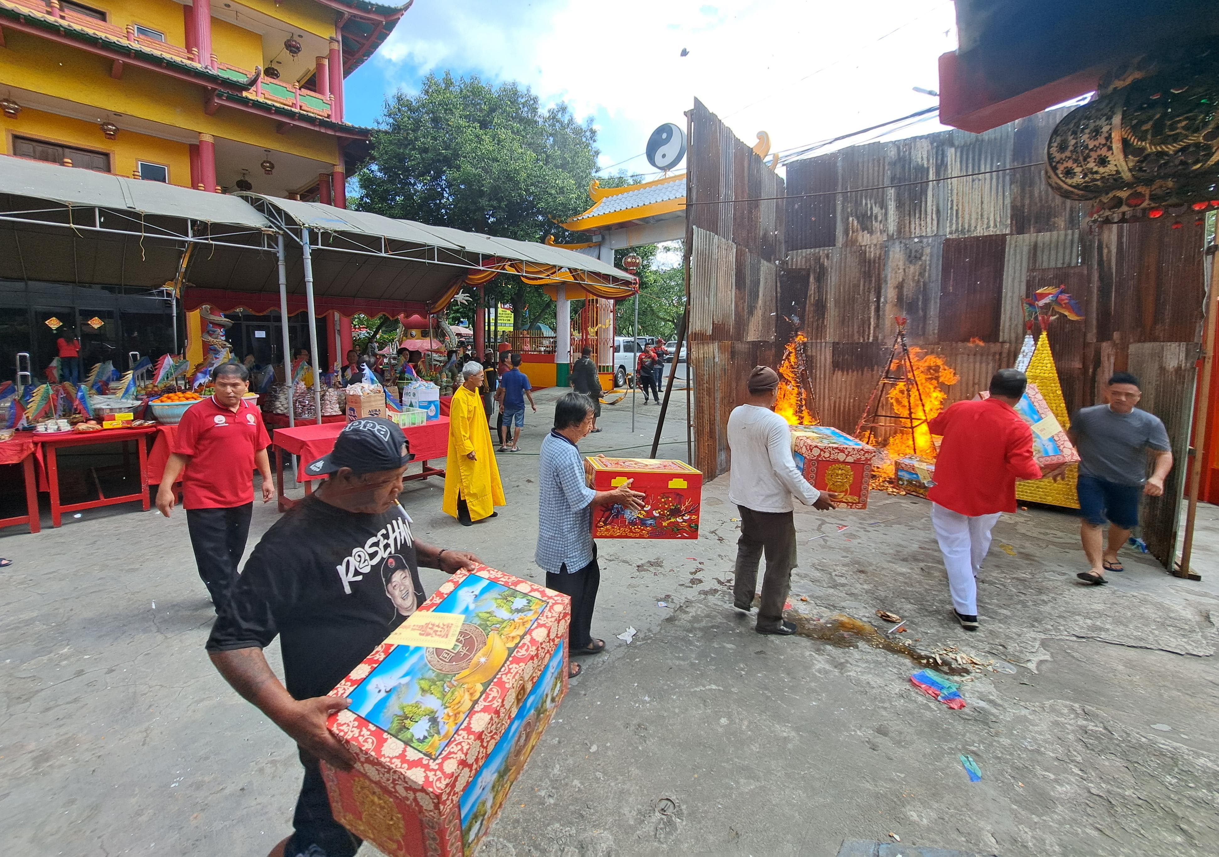 TRADISI:Prosesi sembahyang rebutan yang digelar di Klenteng Soetji Nurani, Banjarmasin, Ahad (18/8/2024) siang.(Foto:Wahyu Ramadhan/Radar Banjarmasin)