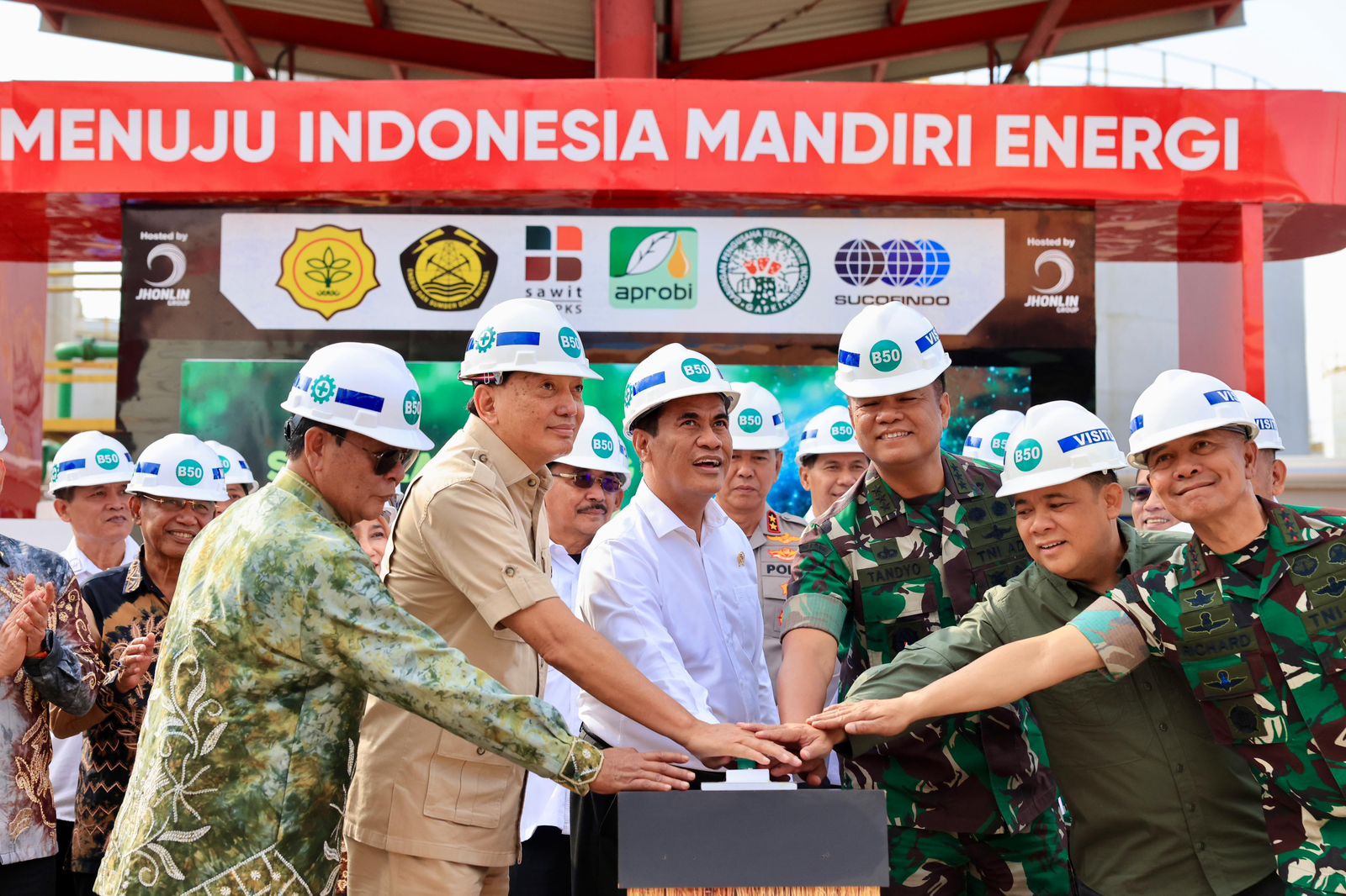 DIRESMIKAN: Menteri Pertanian Andi Amran Sulaiman (tengah) menekan tombol sirine, menandai soft launching biodiesel B50 di pabrik biodiesel PT Jhonlin Agro Raya, Batulicin, Tanah Bumbu, Kalsel, Minggu