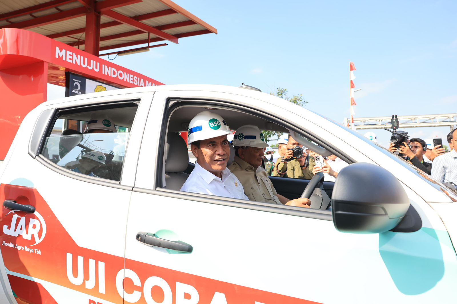LANGSUNG DICOBA: Didampingi Letnan Jenderal TNI (Purn) Dr. Sjafrie Sjamsoeddin, Menteri Pertanian Andi Amran Sulaiman menjajal mobil road test B50 yang telah menggunakan bahan bakar biodiesel B50.