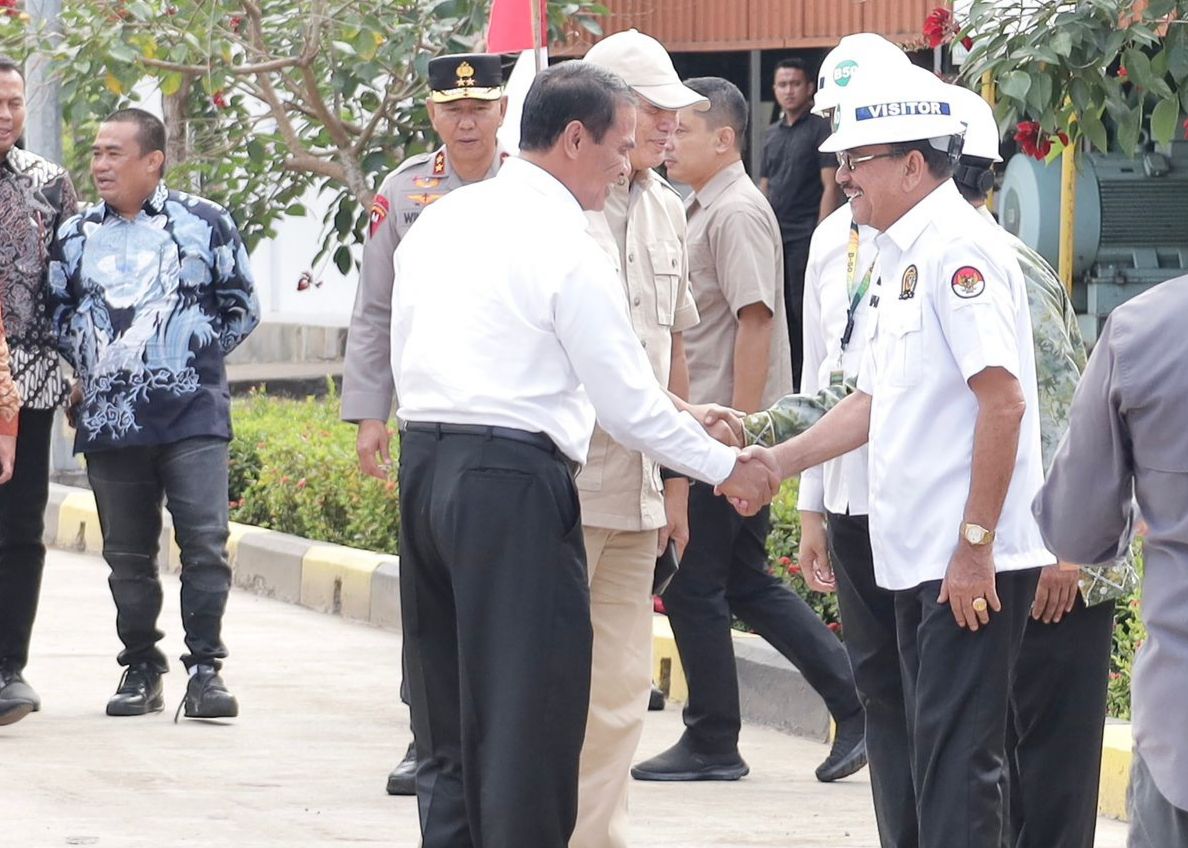 BANGGA: Ketua DPRD Kalsel, Supian HK bersalaman dengan Menteri Pertanian (Mentan) Andi Amran Sulaiman saat Soft Launching Implementasi Biodiesel B-50, di Pabrik Biodiesel PT. Jhonlin Agro Raya Tbk