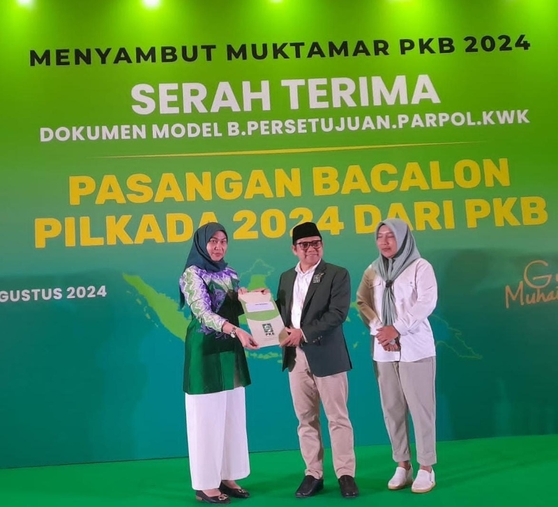 PENYERAHAN: Ketua Umum Partai Kesatuan Bangsa (PKB) Muhaimin Iskandar menyerahkan dokumen model B.1-KWK kepada Erna Lisa Halaby untuk Pilkada Banjarbaru 2024 di hotel Fairmont, Jakarta Pusat