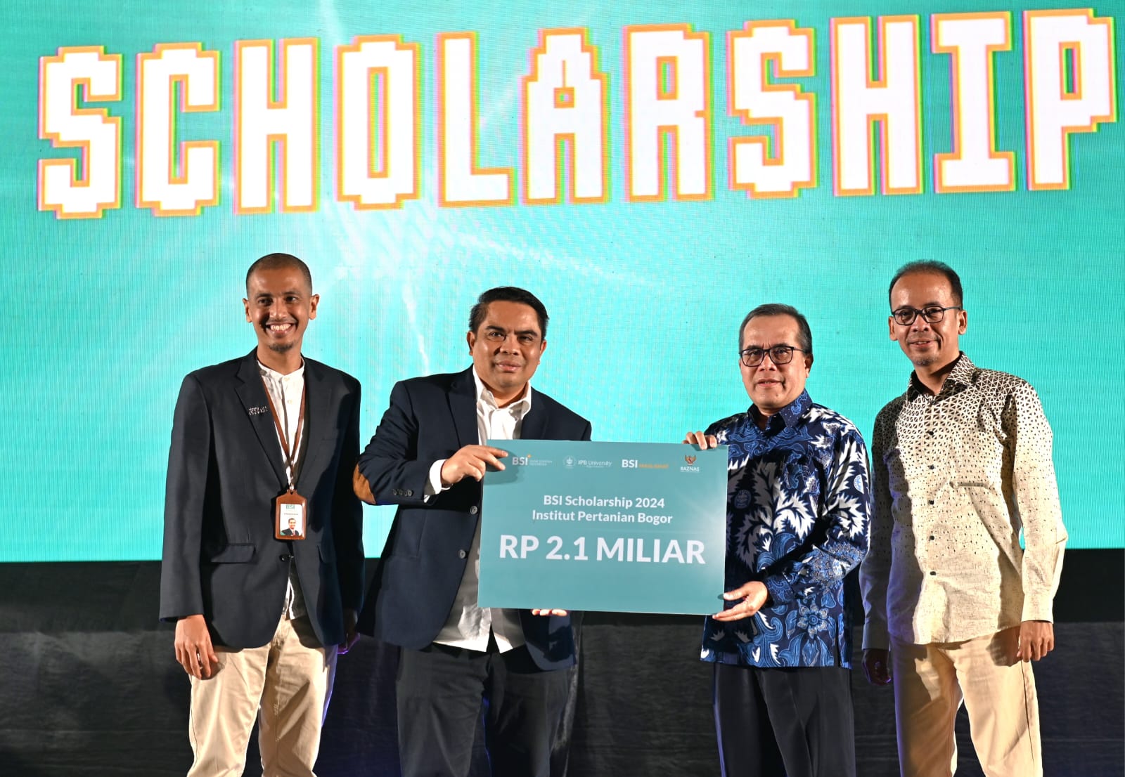 Direktur Penjualan dan Distribusi BSI Anton Sukarna (kiri kedua) menyerahkan kepada Wakil Rektor Bidang Konektivitas Global, Kerjasama dan Alumni Prof. Dr. Ir. Iskandar Zulkarnaen Siregar, M.For.Sc.