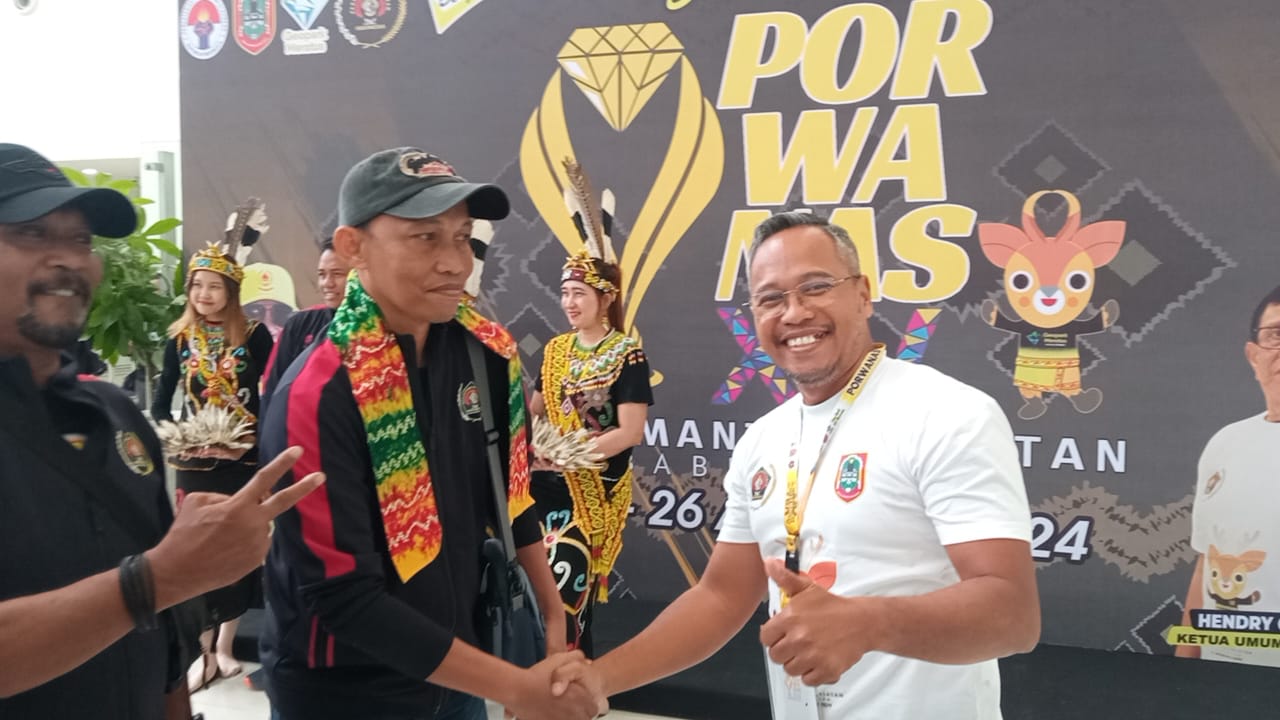 KALUNGKAN SYAL:Sekretaris PWI Kalsel, Toto Fachruddin menyambut Ketua SIWO PWI Jatim, M Erwin di Bandara Syamsuddin Noor Banjarbaru, Senin (19/8/2024).(Foto:PWI Kalsel untuk Radar Banjarmasin)