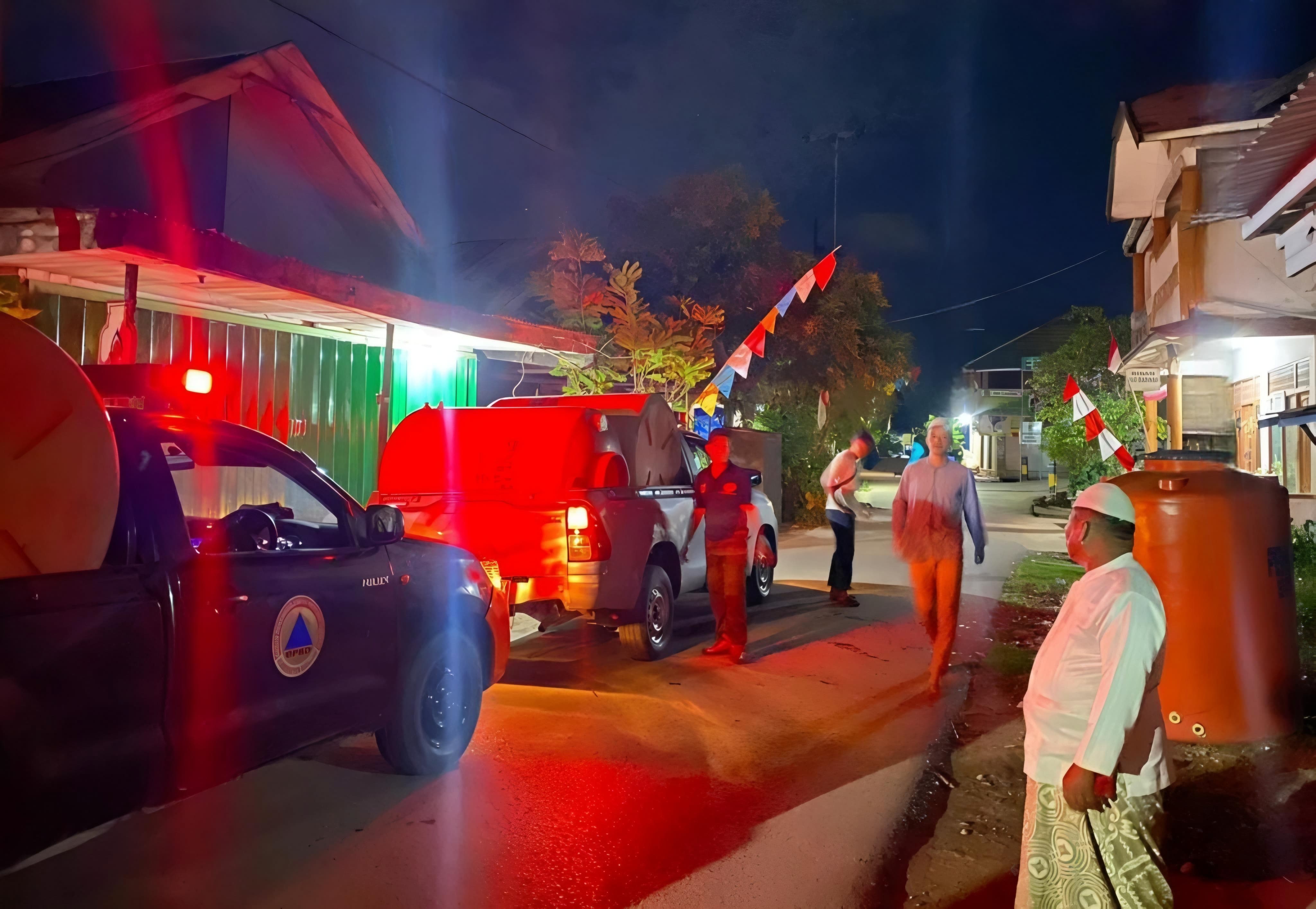 KEKERINGAN:Petugas BPBD Kabupaten Banjar mengantar bantuan air bersih ke tiga desa di kecamatan Beruntung Baru.(Foto:BPBD Banjar untuk Radar Banjarmasin)