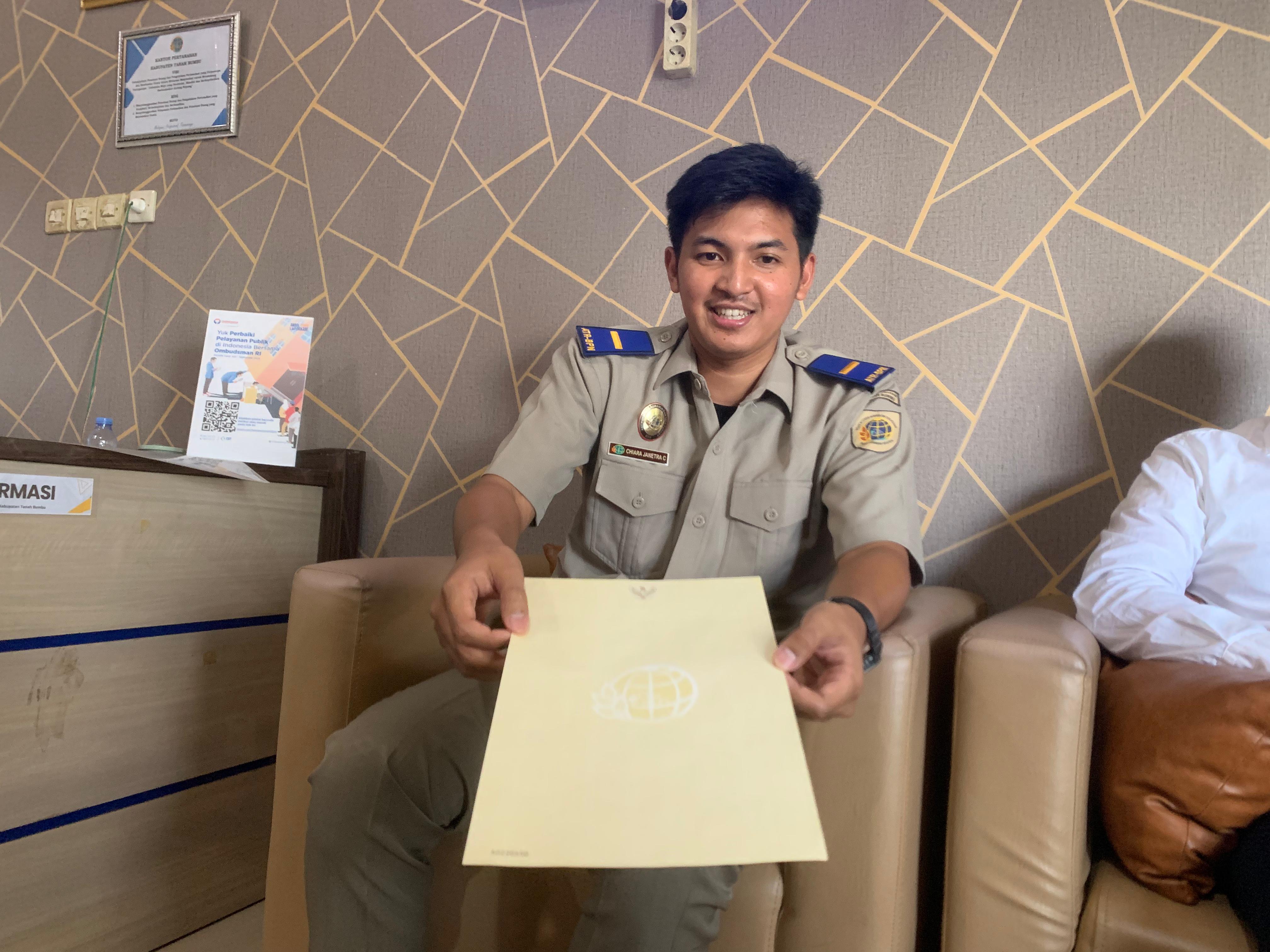 BLANGKO SERTIFIKAT:Kantor Badan Pertanahan Nasional (BPN) Kabupaten Tanbu menunjukkan blangko sertifikat tanah elektronik.(Foto:Zulqarnain/Radar Banjarmasin)