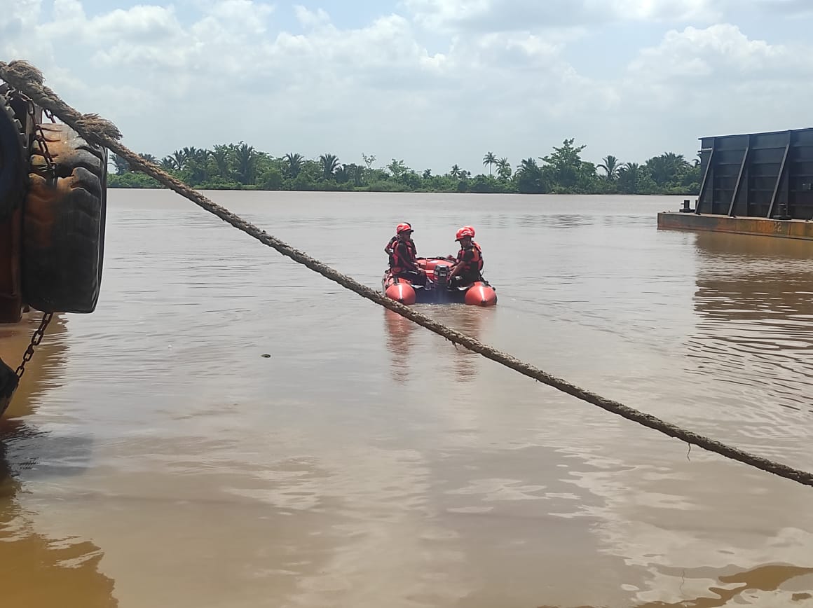 PENCARIAN:Tim Basarnas bersama relawan dan kepolisian menyisiri sekitar sungai Barito mencari ABK yang tenggelam.(Foto:Basarnas untuk Radar Banjarmasin)