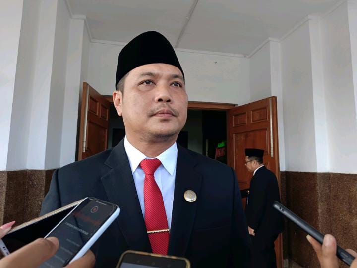KONFIRMASI:Aditya Mufti Arifin saat memberikan keterangan perihal langkah politiknya (Sheilla Farazela/Radar Banjarmasin)