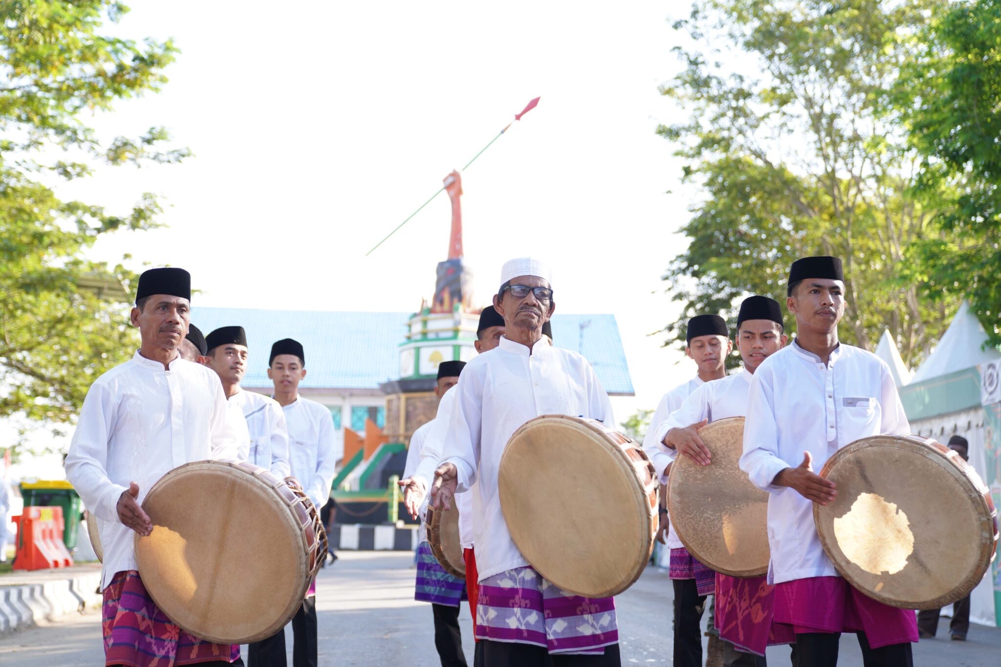 IKUT TAMPIL: Iringan grup masukkiri masyarakat Bugis Pagatan saat menuju panggung utama mappanre ri tasi&rsquo;e pada 2023 lalu.