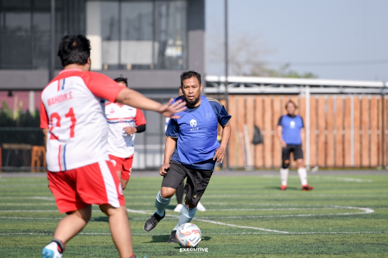PERSAHABATAN: Tim JNE Banjarmasin melakoni laga persahabatan dengan tim Radar Banjarmasin di lapangan Green Yakin Minisoccer, Kabupaten Banjar, Minggu (18/8) pagi.