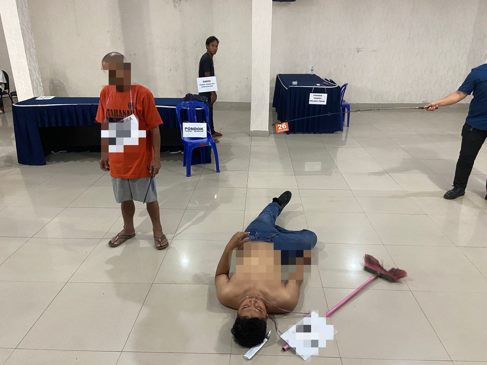 ADEGAN: Pelaku IR (53) melakukan rekonstruksi kasus pembunuhan Abah Nateh. (Foto: Polres HST untuk Radar Banjarmasin)