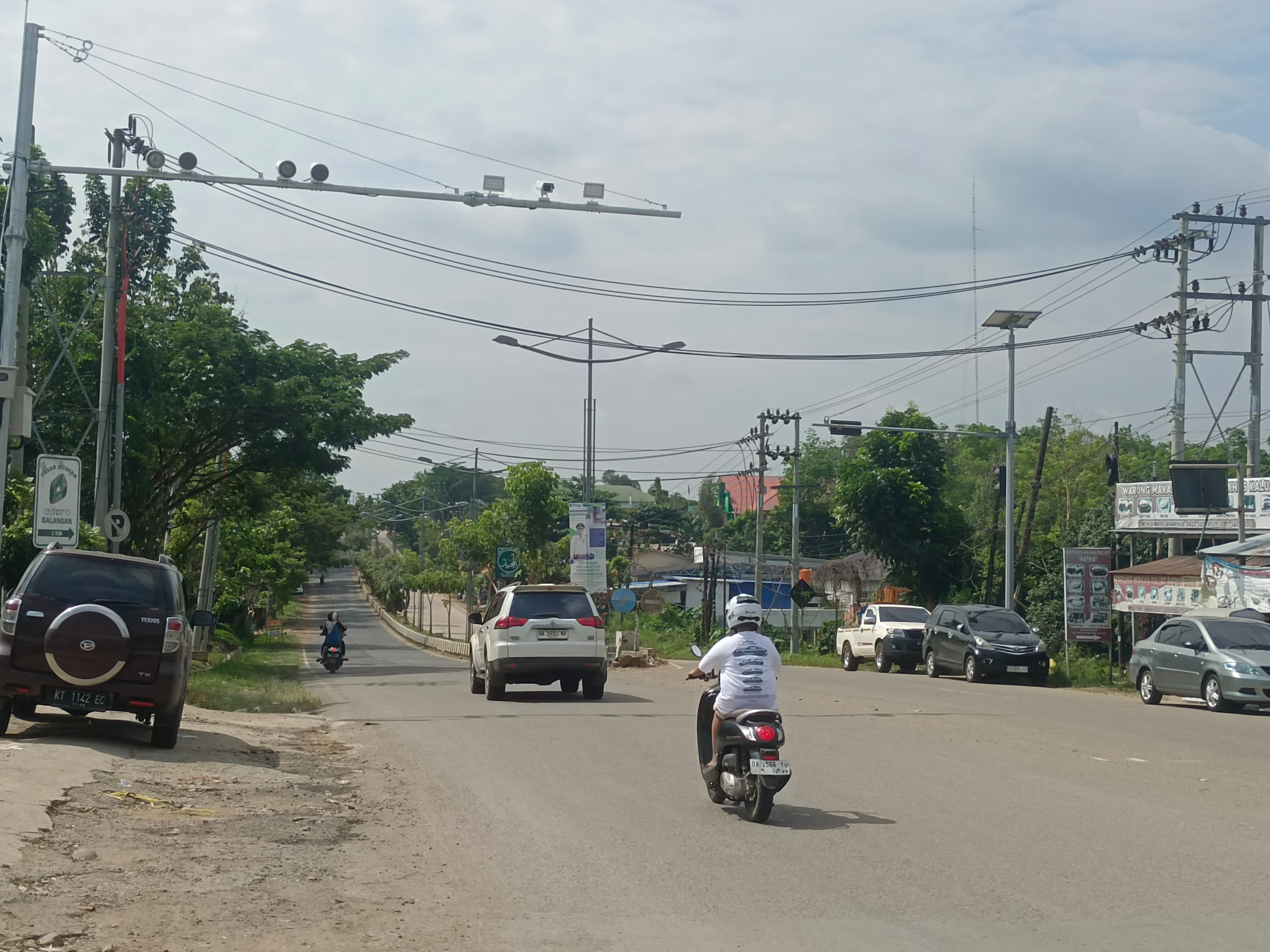 TERPASANG:E-TLE yang terpasang di depan mesjid Al-akbar Balangan.(Foto:M Dirga/Radar Banjarmasin)