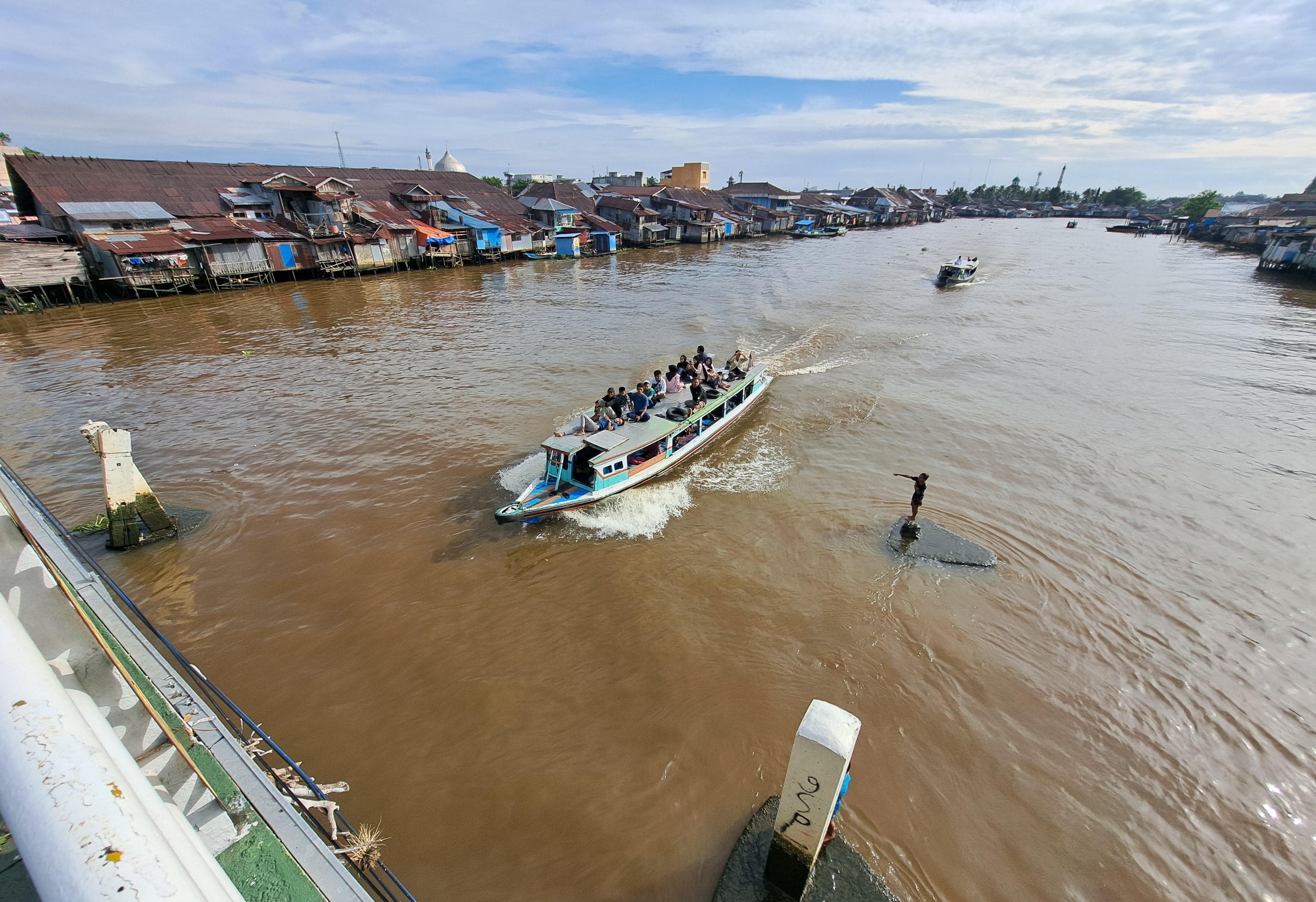 TRANSPORTASI ALTERNATIF:Perahu-perahu melintas di Sungai Martapura.(Foto:Wahyu Ramadhan/Radar Banjarmasin)
