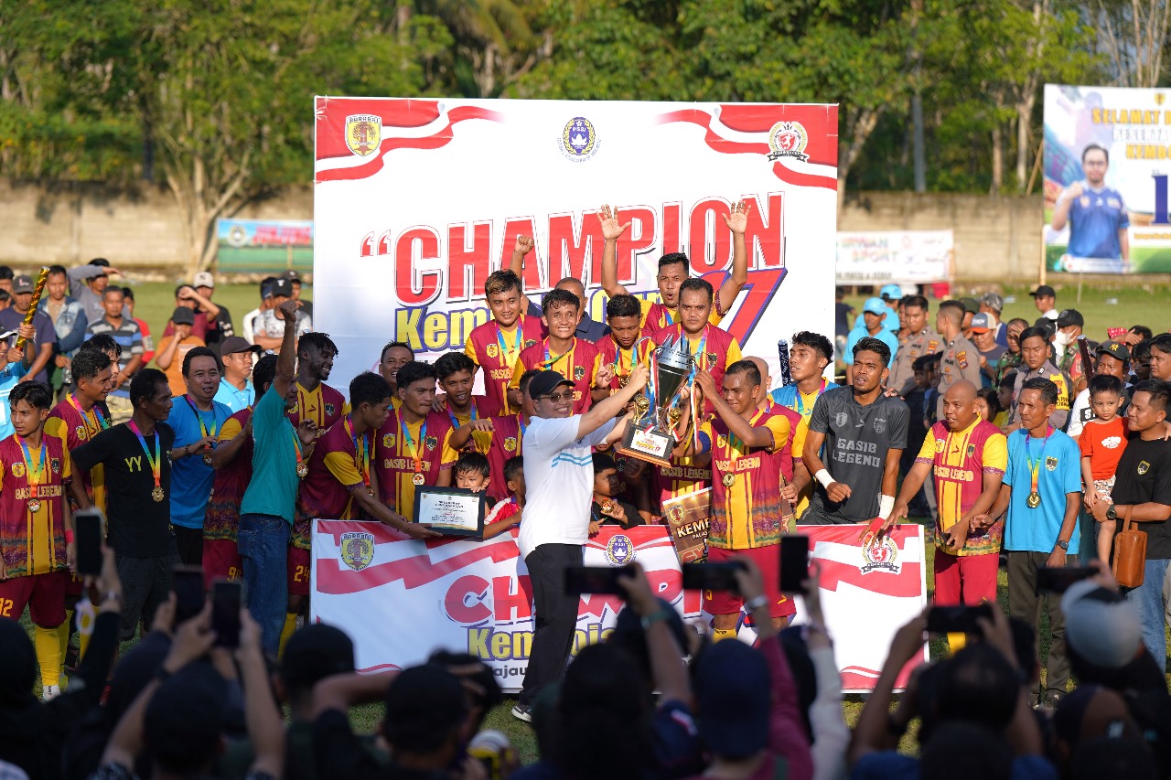 PENYERAHAN HADIAH: Bupati HST menyerahkan piala kepada juara turnamen Kemboja Cup. (Foto: Prokom HST)