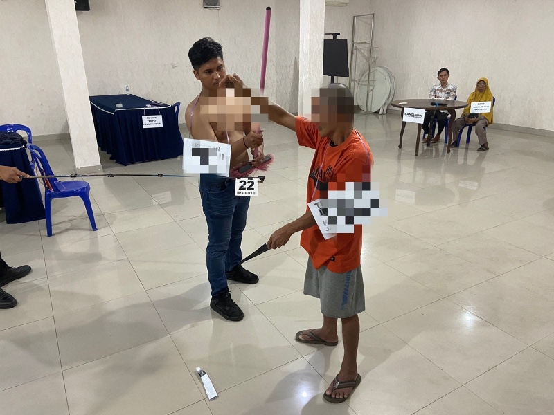 REKONSTRUKSI: Pelaku IR 53 tahun melakukan rekonstruksi kasus pembunuhan Abah Nateh.