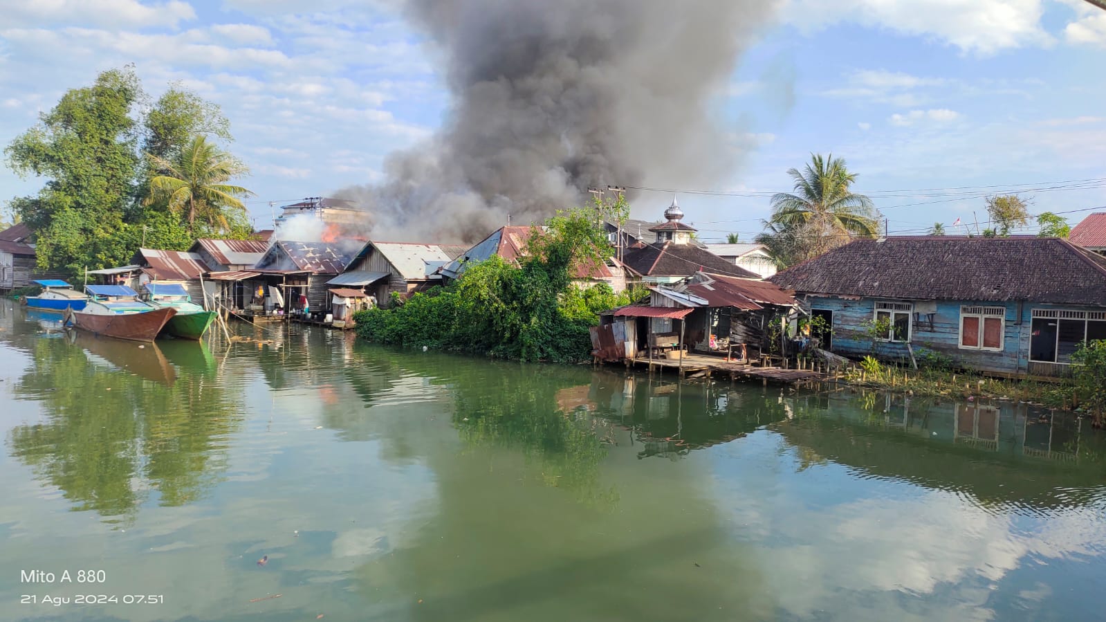 JADI ARANG : Penampakan kebakaran di Desa Kurau Utara, Kecamatan Bumi Makmur pada Rabu (21/8/2024). (Foto : Grup Relawan R2T).