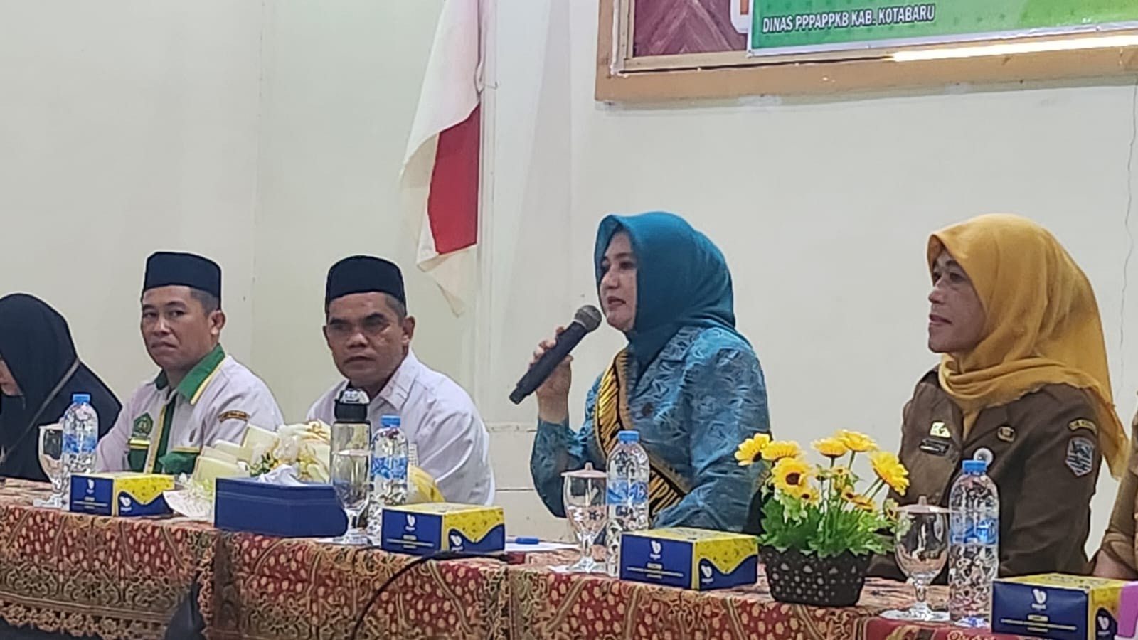 PELEPASAN: Asisten l Pemerintah dan Kestra H Minggu Basuki melepas mahasiswa KKN UMB Banjarmasin di Kotabaru. Foto: Diskominfo untuk Radar Banjarmasin.
