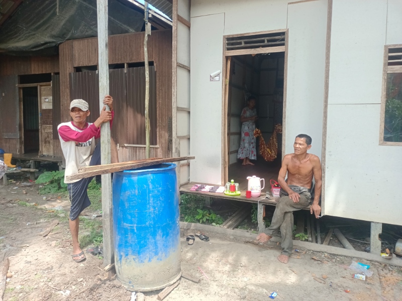 BERTAHAN: Warga Kampung Murung Binjai bercengkerama di depan rumah di sela aktivitas sehari-hari. Foto: M Dirga / Radar&nbsp;Banjarmasin