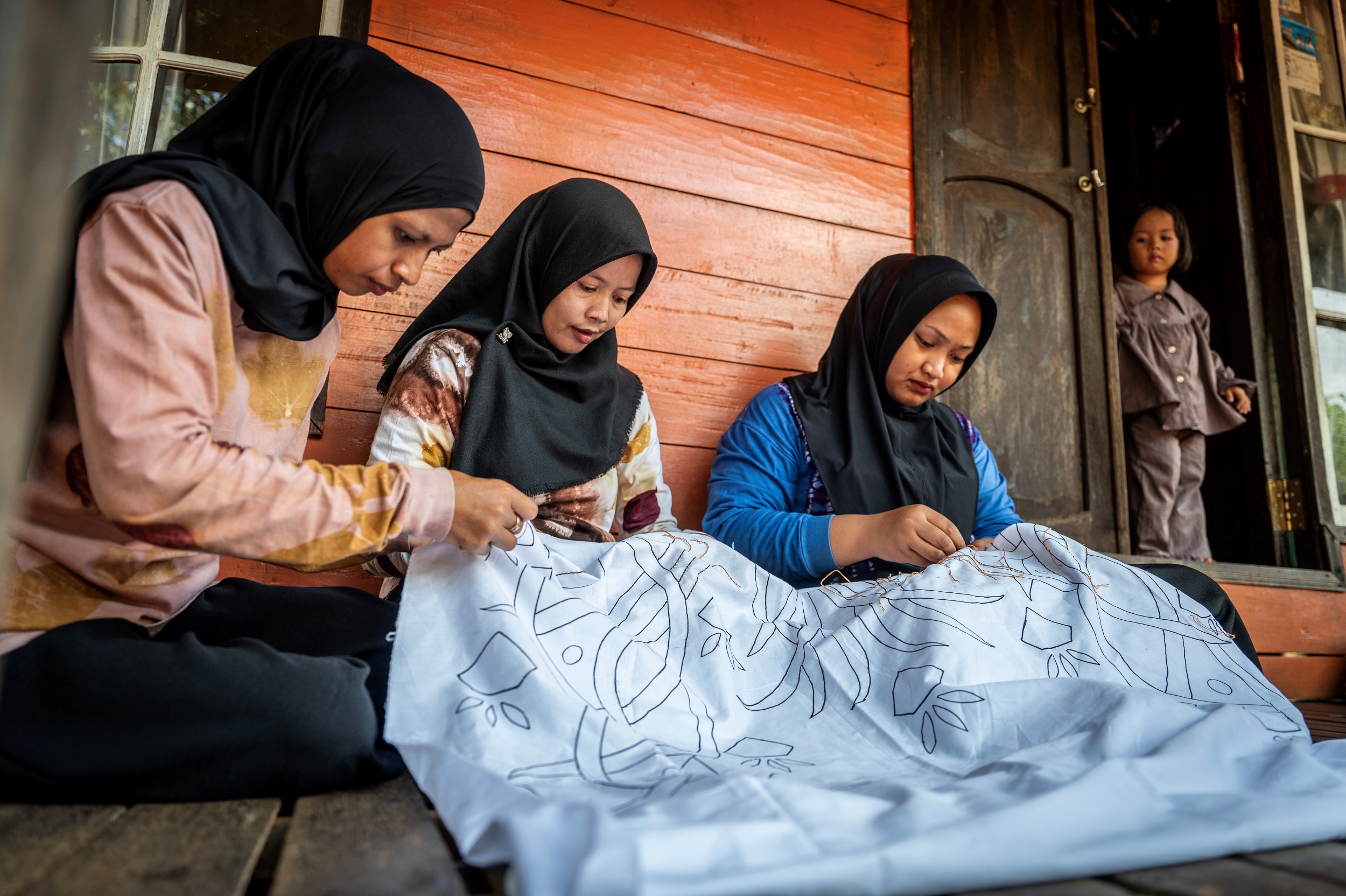 SAECOPRINT: Di Desa Belangian, Kabupaten Banjar, tumbuh dua kelompok perajin Saecoprint, singkatan dari sasirangan dan teknik ecoprint. Foto diambil Rabu (21/8/2024).
