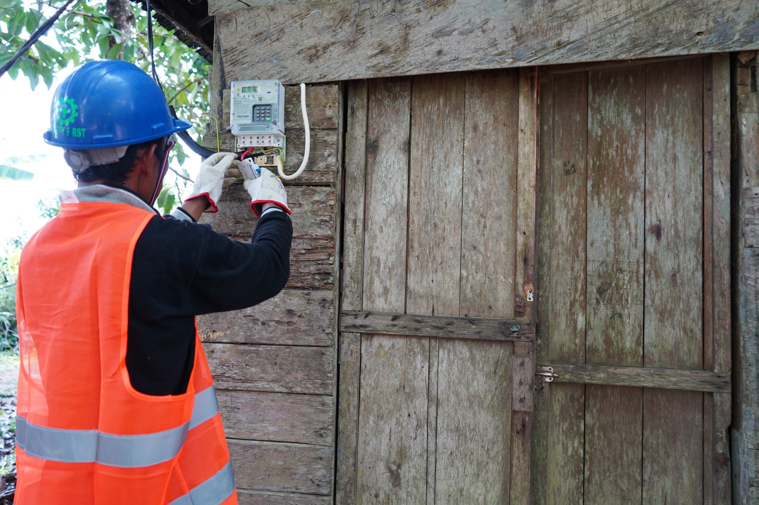 Petugas PLN saat memasangan kWh meter dirumah Surya penerima manfaat program Bantuan Pasang Baru Listrik (BPBL) 2024 dari Kementerian Energi dan Sumber Daya Mineral (ESDM)