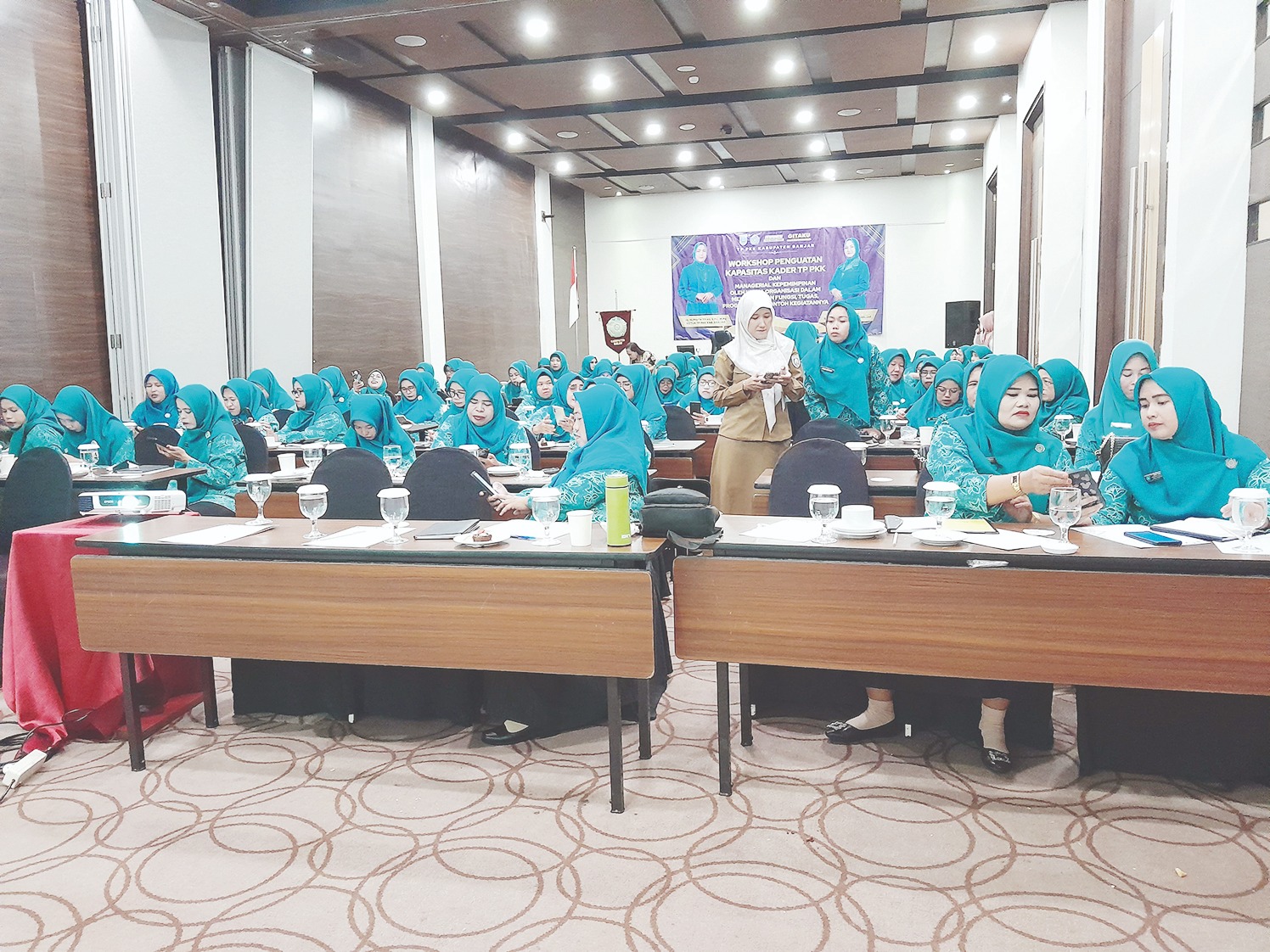 MENYIMAK: Ketua dan kader PKK se-Kabupaten Banjar menyimak materi Workshop Peningkatan Kapasitas Kader di Hotel Novotel Banjarbaru, Senin (12/8) pagi.