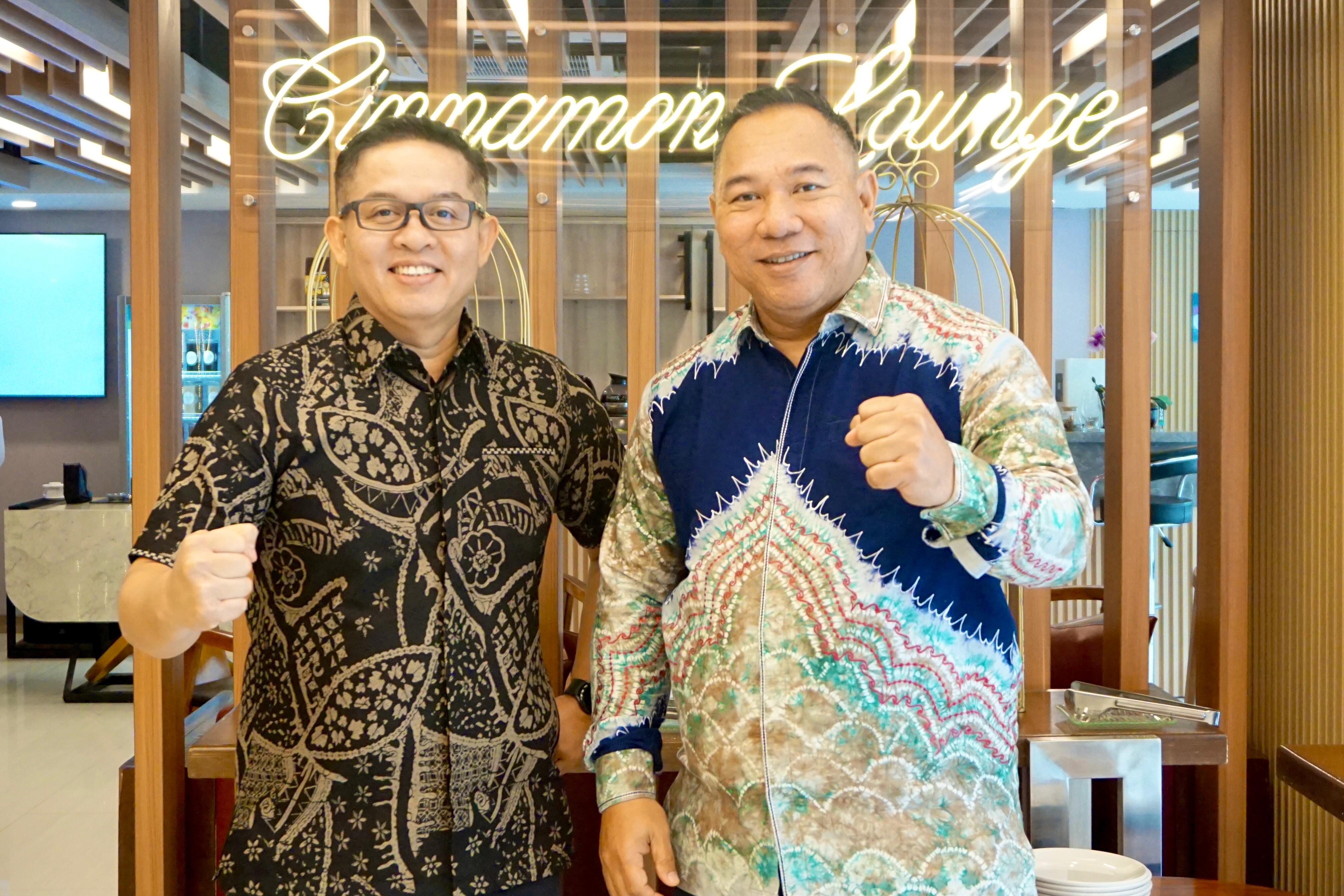 BERTUGAS: RGM Archipelago International I Gede Arya Pering Arimbawa menyerahkan jabatan RGM West Area (Kalselteng) kepada Berri Naurika.&nbsp;