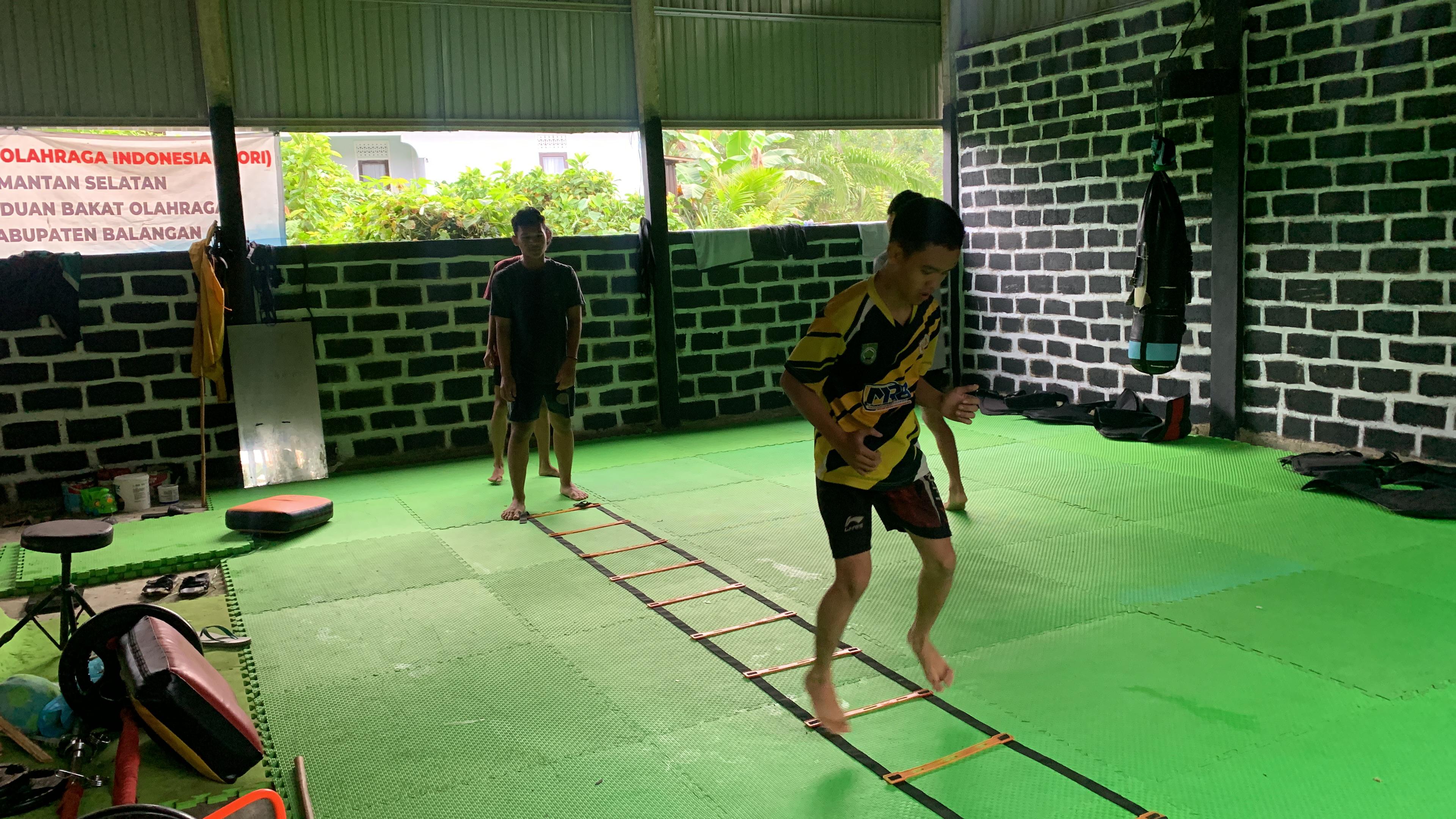 BERLATIH - Pesilat Balangan mempersiapkan diri sebelum tampil di Kejurprov Pencak Silat Kalsel 2024 di Tanah Laut.(foto:Juliansyah untuk Radar Banjarmasin)