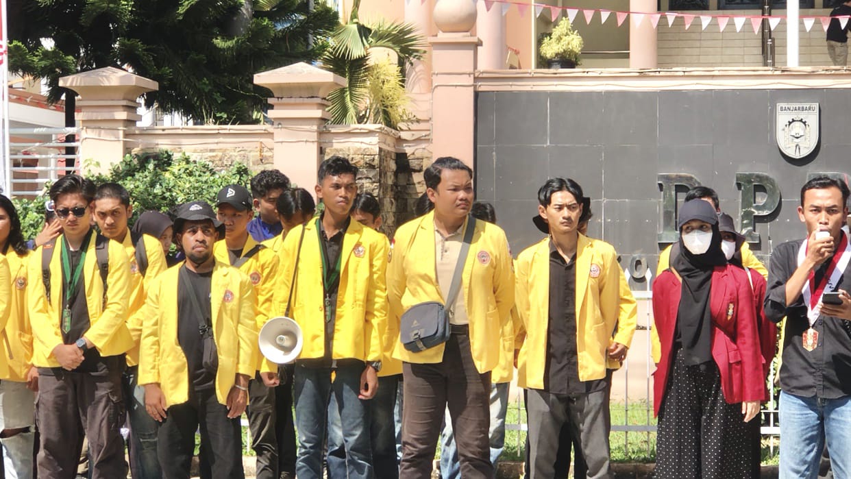 AKSI:Mahasiswa di Banjarbaru tolak RUU Pilkada di halaman gedung DPRD Banjarbaru, Jumat (23/8/2024 siang.(Foto:Sheilla Farazela/Radar Banjarmasin)