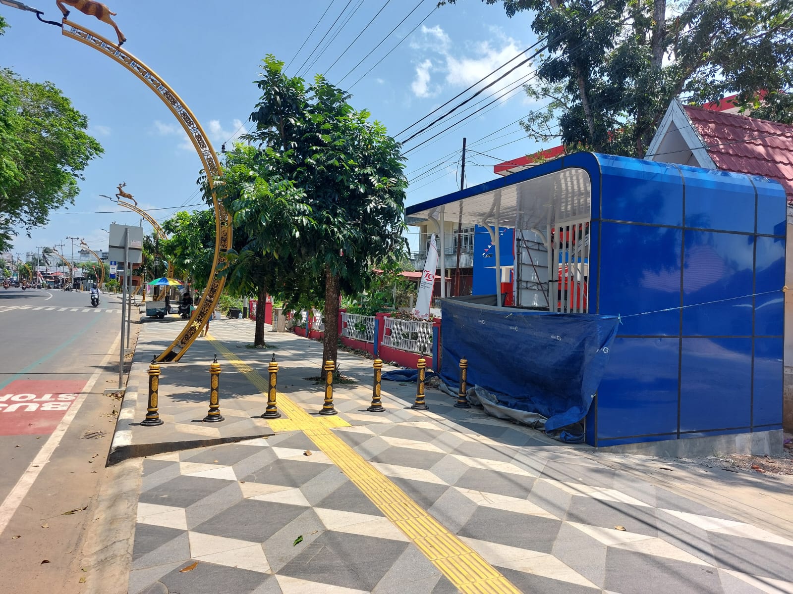 PILOT PROJECT:Penampakan halte bus yang dibangin Dishub Kabupaten Tala di Jalan Hadji Boejasin Pelaihari.(Foto:Norsalim Yahya/Radar Banjarmasin)