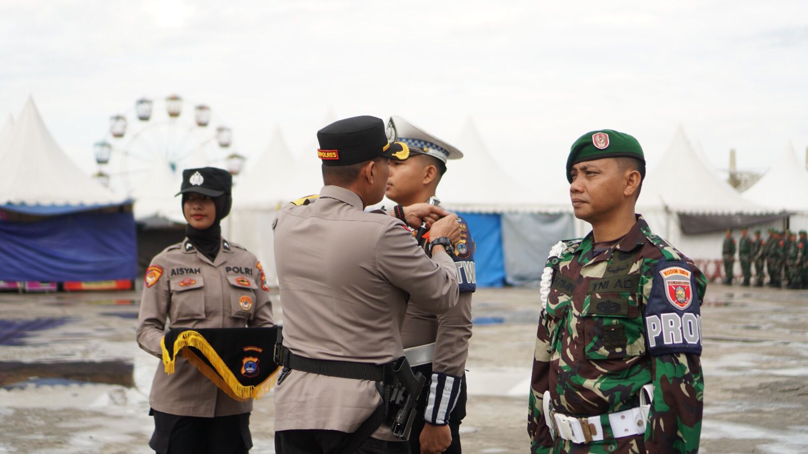 JELANG PILKADA:Kapolres Kotabaru, AKBP Doli M Tanjung menyematkan tanda Operasi Mantap Praja Intan 2024 kepada personel pengamanan Pilkada 2024, Jumat (23/8/2024).(foto:Jumain/Radar Banjarmasin)