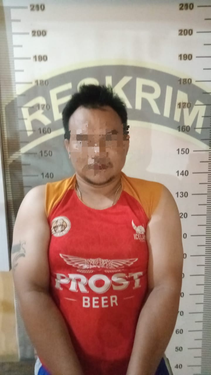 DIBEKUK:Setelah 11 bulan buron, M Bawai alias Rizal ditangkap personel Polsek Banjarmasin selatan tak jauh dari rumahnya.(Foto:Polsek Banjarmasin Selatan untuk Radar Banjarmasin)