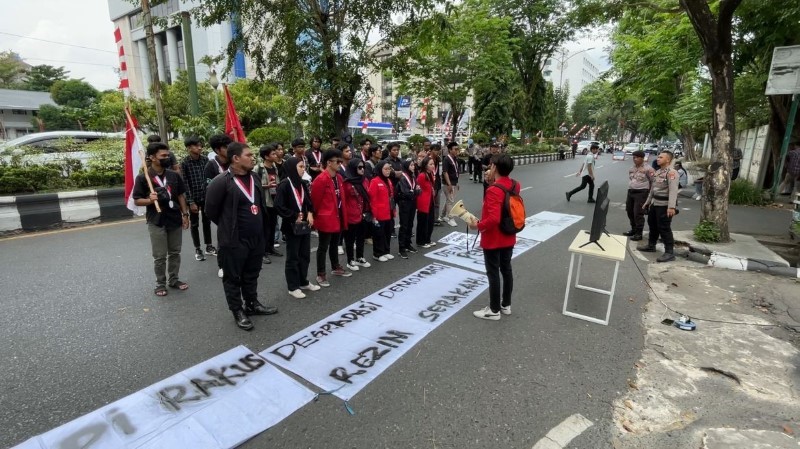 UNJUK RASA: Mahasiswa dari GMNI Kalsel menggelar aksi unjuk rasa tolak revisi UU Pilkada di depan Gedung DPRD Kalsel, Kamis (22/8).