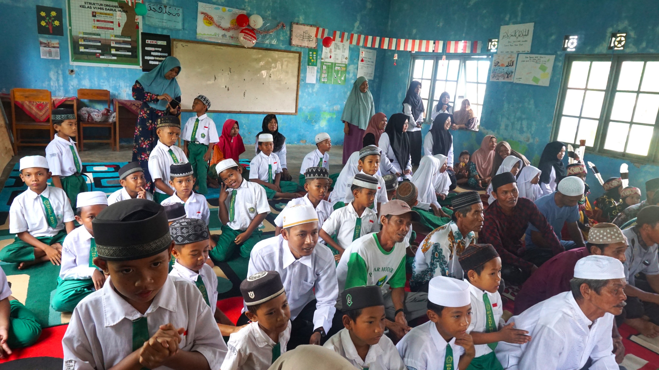 Antusiasme para peserta yang hadir dalam kegiatan penyerahan bantuan dan Srikandi mengajar di Madrasah Ibtidaiyah Swasta (MIS) Darul Huda yang berlokasi di Tamban Tengah, Kabupaten Kapuas, Kalteng