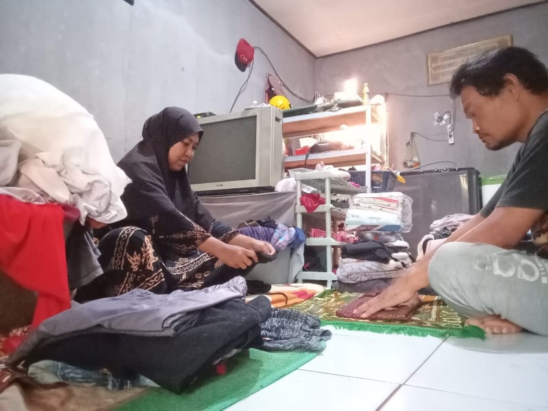 PEKERJAAN: Khusnul saat dibantu suaminya menyelesaikan pekerjaan cuci pakaian untuk memenuhi kebutuhan sehari-hari.